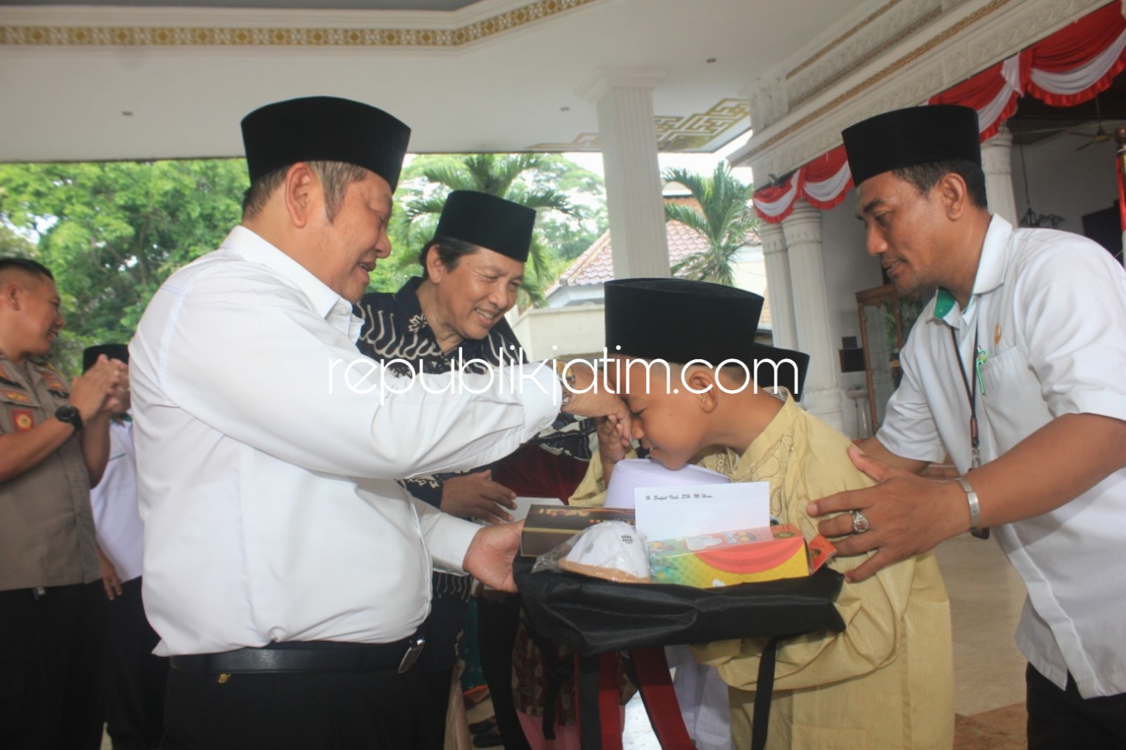 KHITAN MASSAL - Sebanyak 200 anak mengikuti khitan massal gratis di pendopo Delta Wibawa Sidoarjo dalam rangka Hari Jadi ke 160 Sidoarjo, Rabu (13/02/2019).