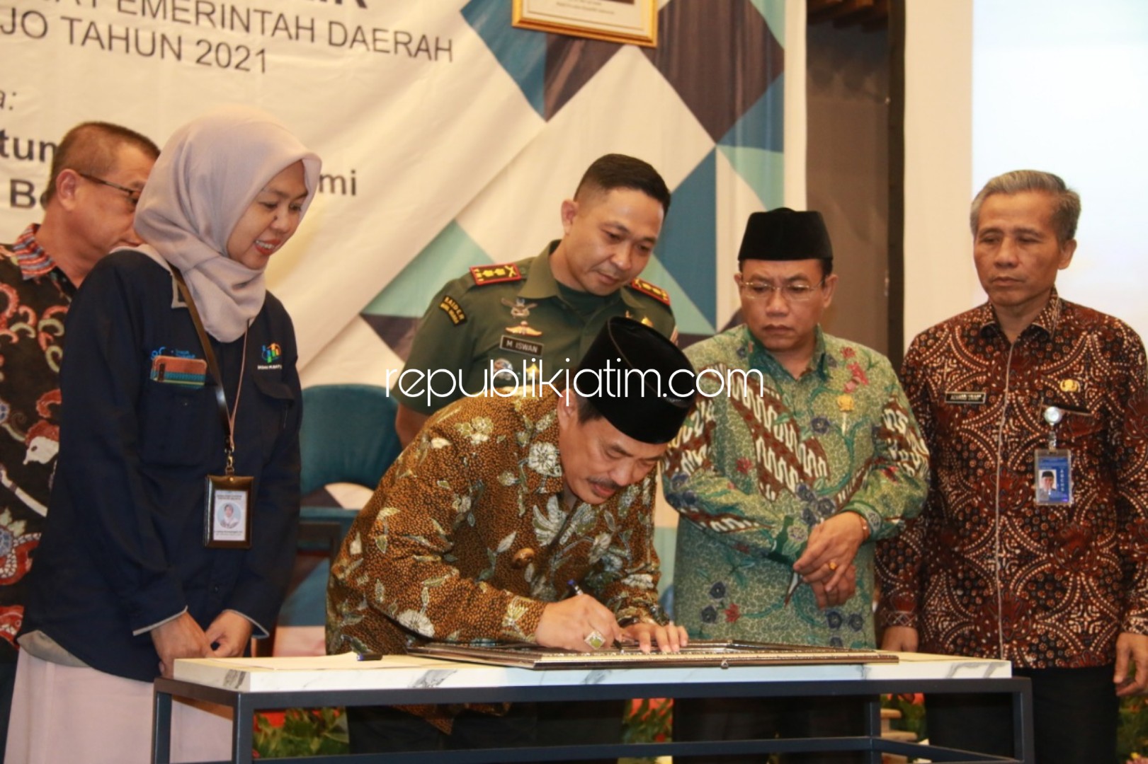 BUKA - Forum Konsultasi Publik (FKP) dibuka Wabup Sidoarjo, Nur Ahmad Syaifuddin dihadiri Ketua DPRD Usman, Dandim 0816 Letkol Inf M Iswan Nusi, Ketua Pengadilan Negeri, Organisasi Perangkat Daerah (OPD), BPS dan stakeholder, Kamis (13/02/2020).