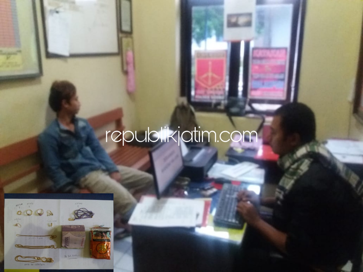 TERTANGKAP - Tersangka pencurian perhiasan dan uang tunai, Wahono Bin Juni warga Dusun Kranggan, Desa Jurug, Kecamatan Sooko, Ponorogo diamankan petugas Polsek Sooko beserta barang buktinya, Rabu (13/02/2019).