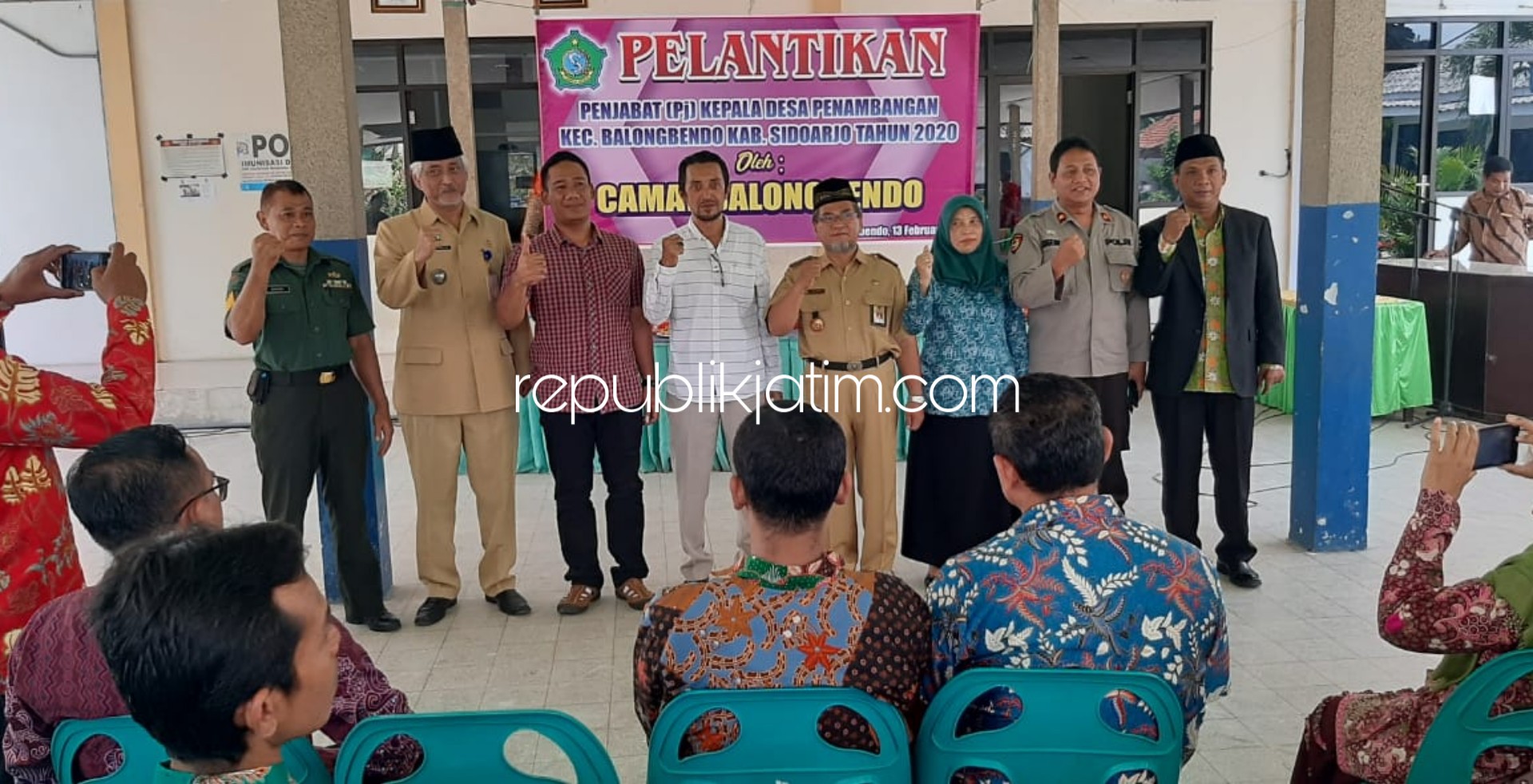 BERSAMA - Camat Balongbendo, Puguh Santoso berpose foto bersama Pj Kades Penambangan yang baru dilantik beserta Forkopimka lainnya, Kamis (13/02/2020).