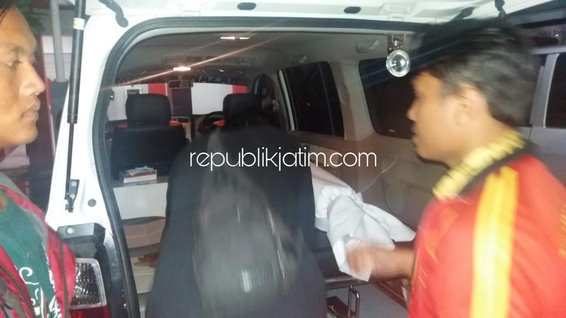 DITEMUKAN - Salah satu jenazah korban siswa SMPN 5 Sidoarjo yang tenggelam di Sungai Pucang, Kelurahan Pucang, Kecamatan/Kabupaten Sidoarjo ditemukan dan dievakuasi ke RSUD Sidoarjo, Rabu (12/02/2020) malam.