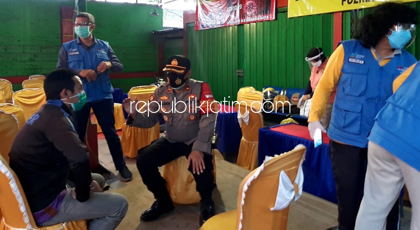 RAPID - Kapolsek Krian, Kompol Mukhlason memberi arahan warga Surabaya yang tidak mau dirapid tes antigen dan mendampingi warga Manukanwetan Surabaya yang hasil rapid tesnya reaktif di Posko By Pass Krian, Minggu (14/02/2021) sore.