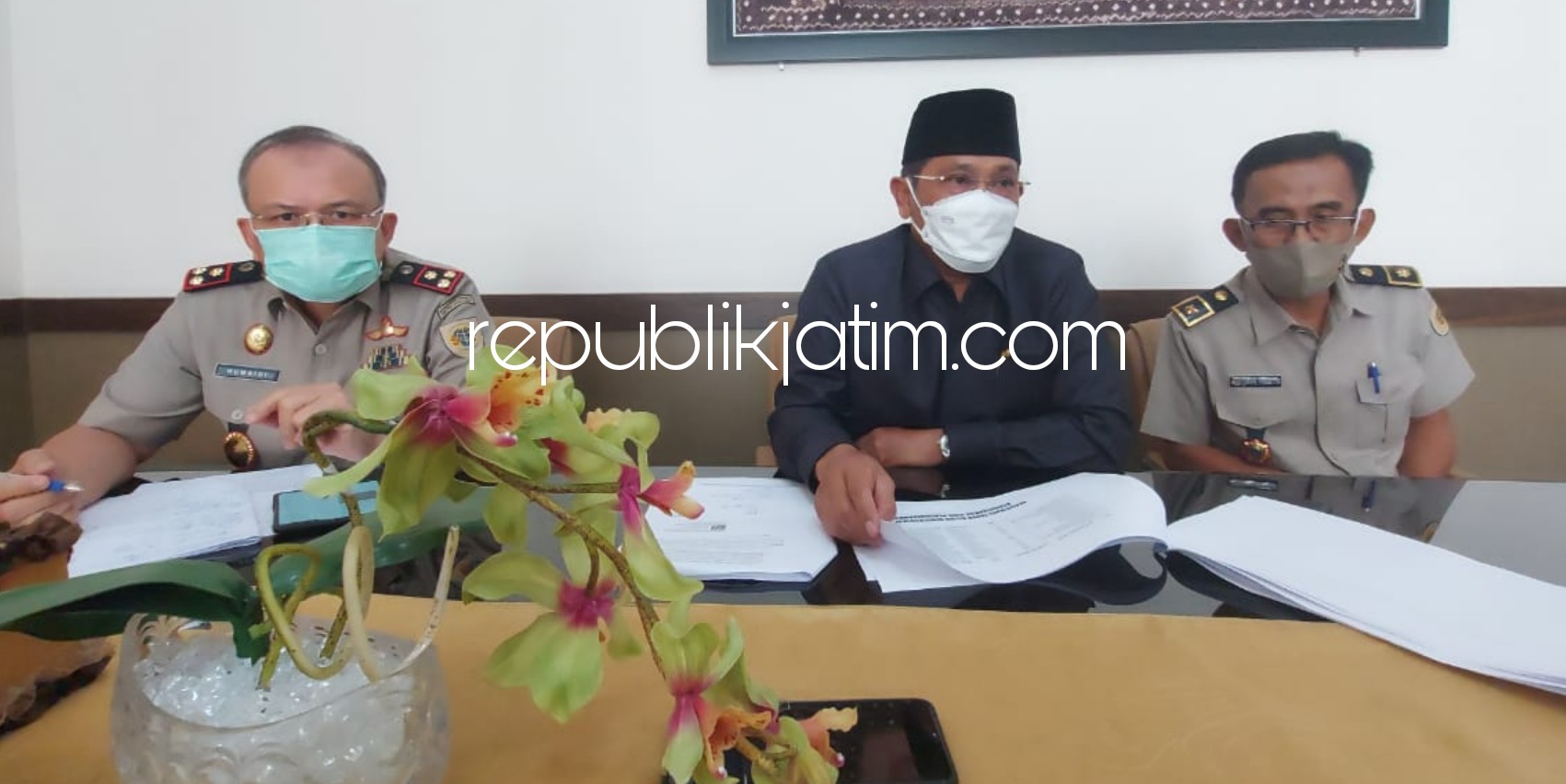 SERTIFIKASI - Pj Bupati Sidoarjo, Hudiyono menemui Kepala BPN Sidoarjo, Humaidi untuk proses percepatan sertifikasi ribuan aset milik Pemkab Sidoarjo di Kantor BPN Sidoaejo, Senin (15/02/2021).