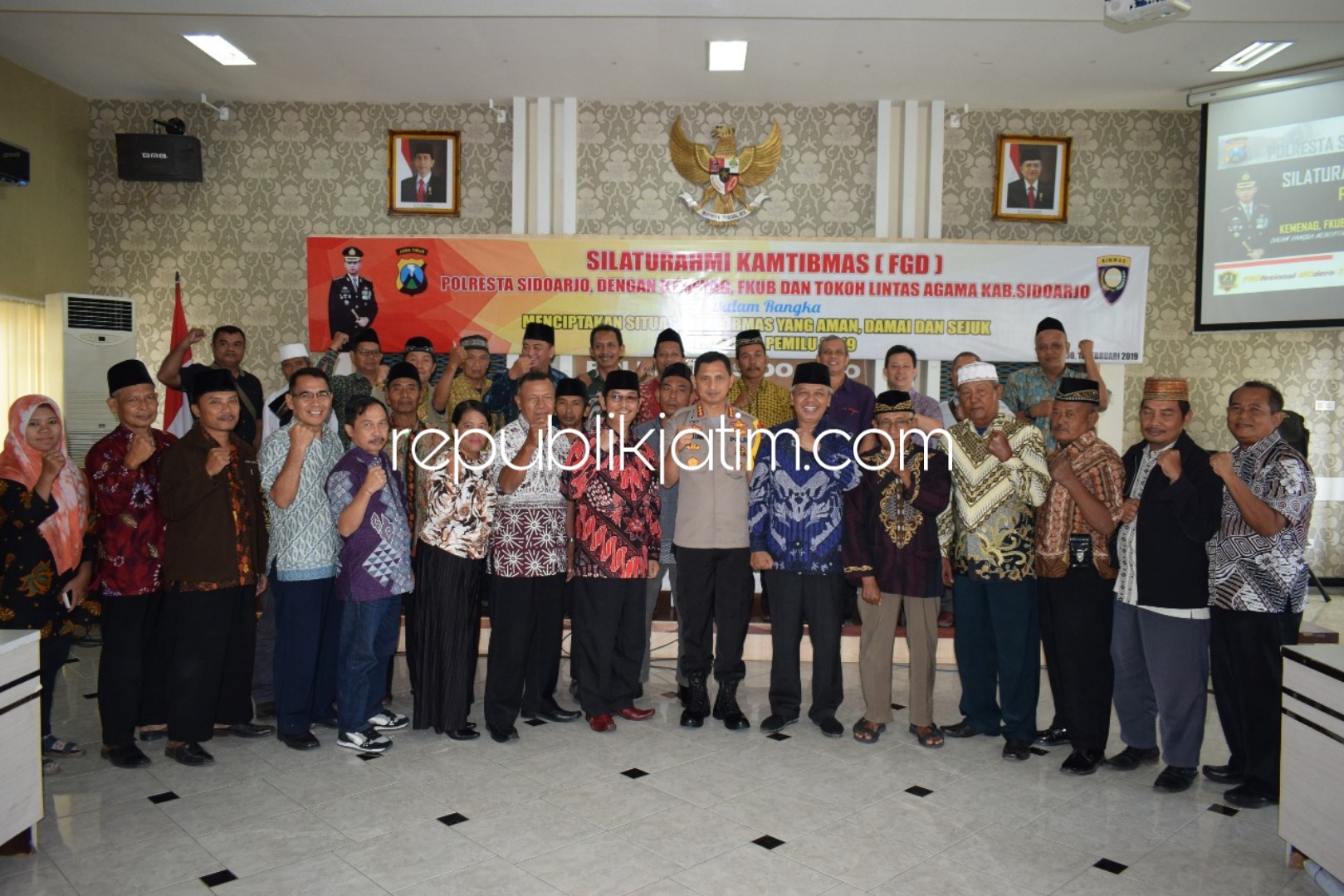KOMPAK - Untuk meniptakan situasi Kamtibmas aman dan damai menjelang Pemilu 2019, Polresta Sidoarjo menggelar silaturahmi bersama FKUB dan Tokoh Agama untuk menjaga kekompakan, Jumat (15/02/2019).