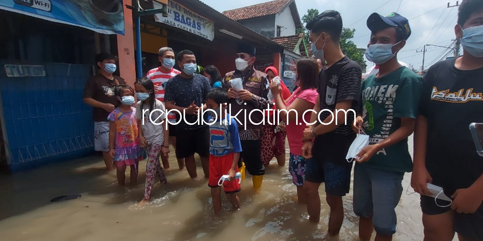 BANJIR - Pj Bupati Sidoarjo, Hudiyono menggelar sidak banjir di Sidokare, Kecamatan/Kabupaten Sidoarjo yang selama dua hari terendam banjir, Selasa (16/02/2021).