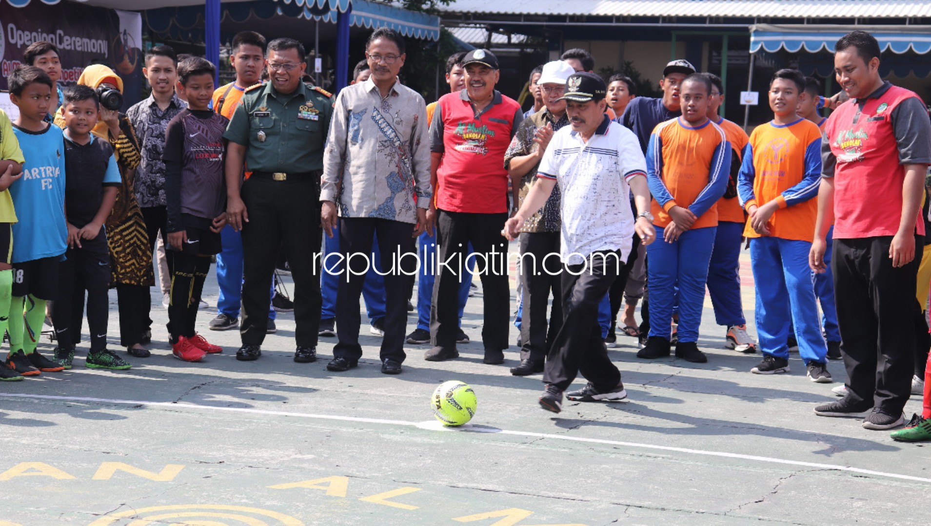 COMPETISI FUTSAL - Wabup Sidoarjo, Nur Ahmad Syaifuddin membuka Futsal Al Muslim Competition 2020 JL Raya Wadungasri, Kecamatan Waru, Sidoarjo, Sabtu (15/02/2020). 