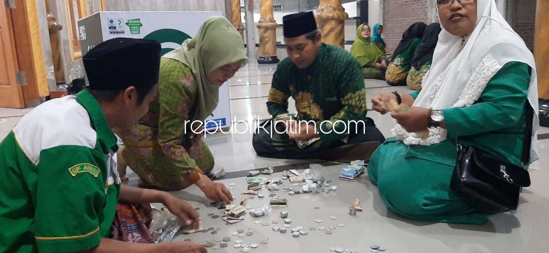 GALANG KOIN - Pengurus Ranting NU Desa Penambang, Kecamatan Balongbendo, Sidoarjo galang koin Muktamar NU bersamaan Sholawat Nabi dan Tahlil di Masjid Baiturridwan, Sabtu (15/02/2020) malam.