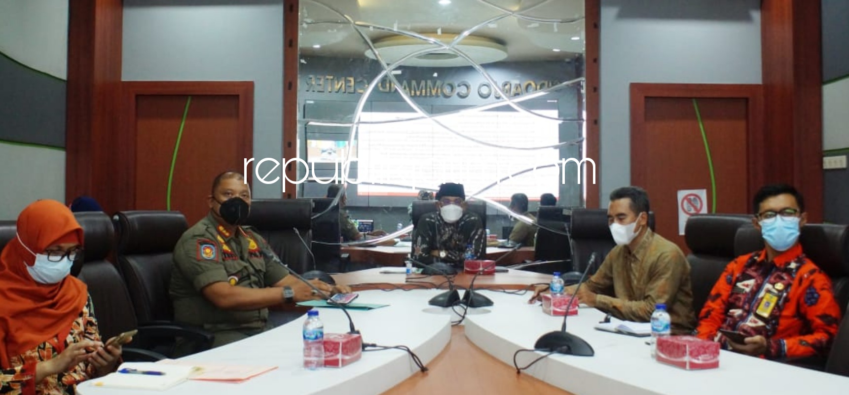 RAKOR - Pj Bupati Sidoarjo, Hudiyono memimpin rapat koordinasi (Rakor) soal penerapan PPKM ratusan desa di Sidoarjo di ruang Command Center Pendopo Delta Wibawa, Selasa (16/02/2021).