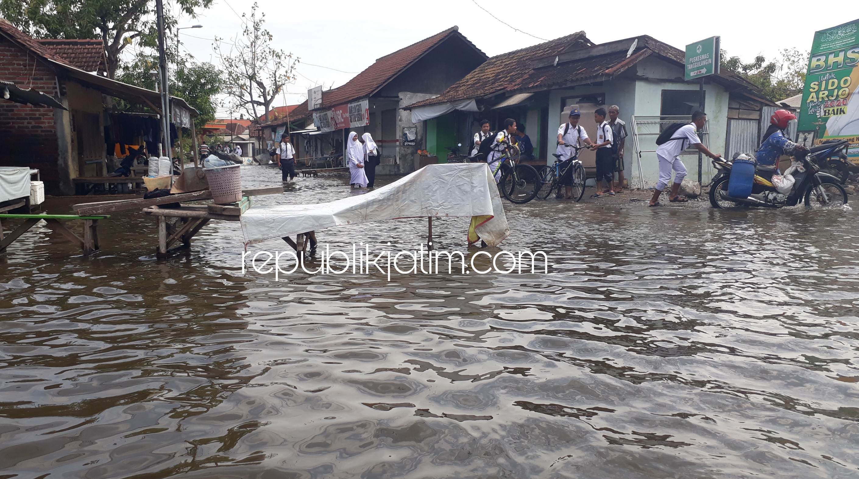 MELUAS - Banjir di Desa Kedungbanteng dan Desa Banjarasri, Kecamatan Tanggulangin tak kunjung surut mala meluas sejak sebulan mendorong dewan mendesak Pemkab Sidoarjo membangun embung dan buat sudetan, Senin (17/02/2020).