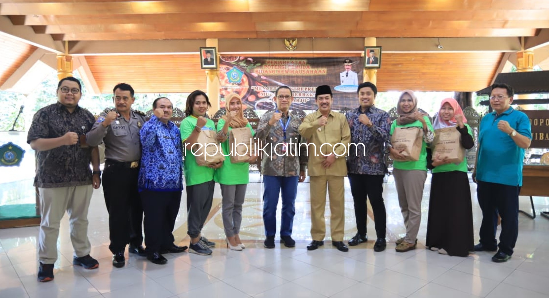 BERSAMA - Wabup Sidoarjo, Nur Ahmad Syaifuddin berfoto bersama usai acara pembukaan pelatihan 100 pengusaha muda di Pendopo Delta Wibawa Sidoarjo, Senin (17/02/2020).