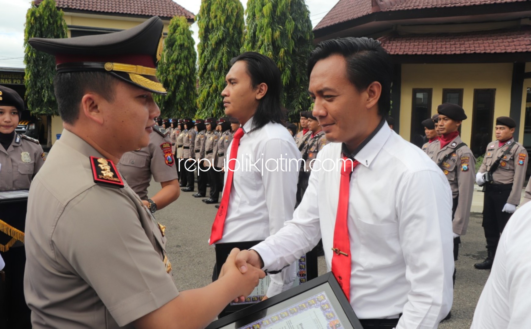 PENGHARGAAN - Kapolres Ponorogo, AKBP Arief Fitrianto memberikan penghargaan kepada sejumlah anggotanya yang berhasil mengungkap kasus penemuan mayat bayi di persawahan Mlarak, Ponorogo, Senin (17/02/2020).