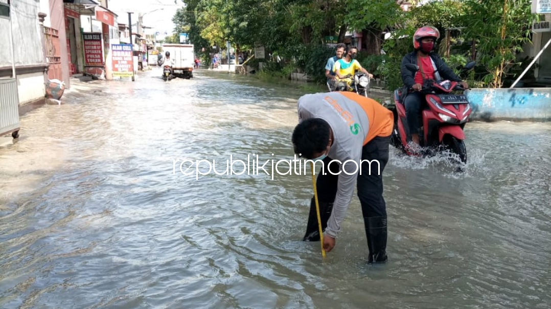 BANJIR - Sejumlah petugas BPBD Pemkab Sidoarjo mendata kedalaman banjir yang menggenangi jalan raya dan perumahan padat penduduk. Insert tabel lokasi banjir di sejumlah desa dan kelurahan.