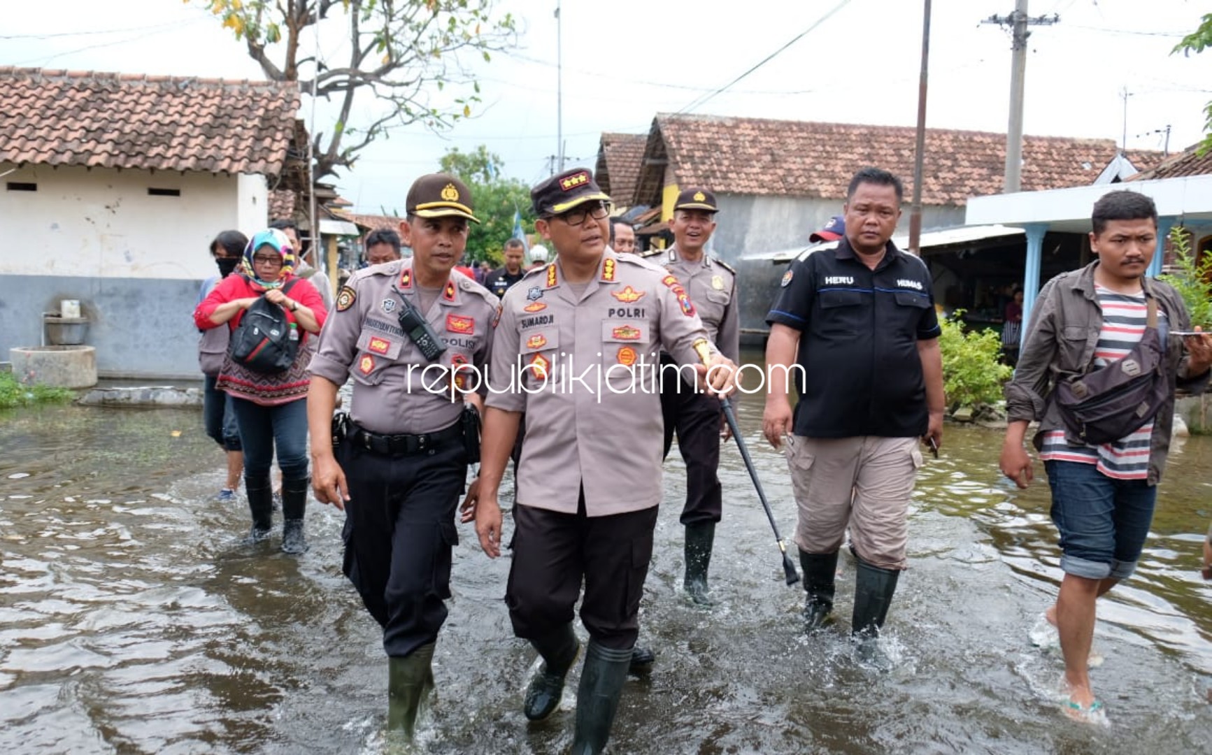 CEK - Kapolresta Sidoarjo, Kombes Pol Sumardji bersama sejumlah anggota dan jajarannya mengecek kondisi banjir di Desa Kedungbanteng dan Desa Banjarasri, Kecamatan Tanggulangin, Sidoarjo, Senin (17/02/2020).