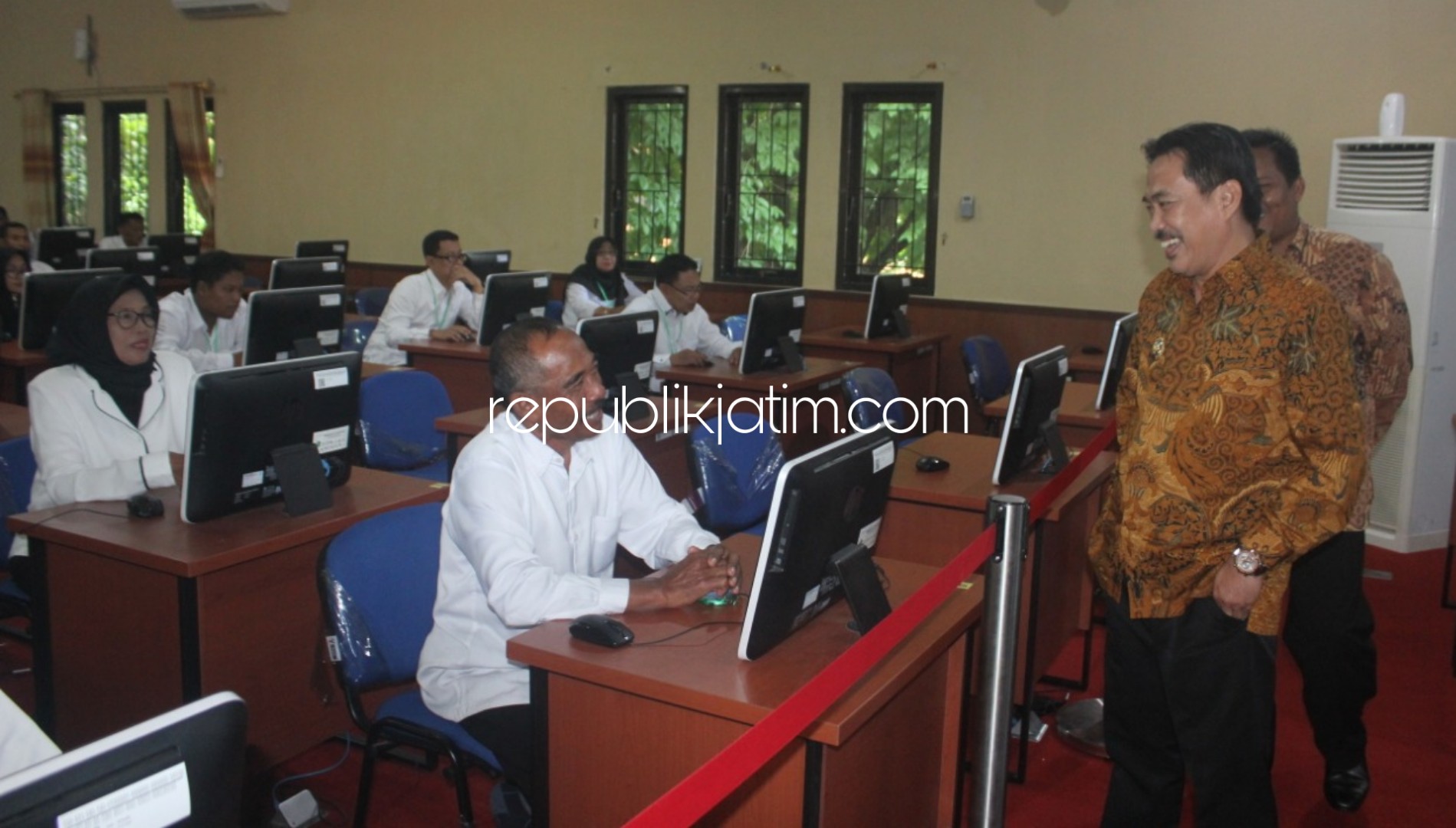 TES SELEKSI - Wabup Sidoarjo, Nur Ahmad Syaifuddin menggelar sidak dalam tes seleksi 44 Bacakades dari 6 desa yang Bacakadesnya lebih dari 5 orang, Selasa (18/02/2020).