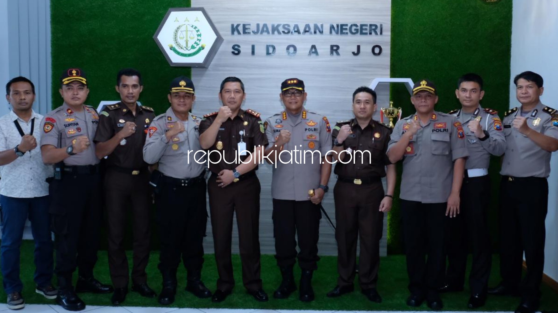 SINERGISITAS - Kapolresta Sidoarjo, Kombes Pol Sumardji bersilaturrahmi ke sejumlah anggota Forkopimda Sidoarjo untuk membangun sinergisitas dalam penegakan hukum dan Kamtibmas di Sidoarjo, Selasa (18/02/2020).
