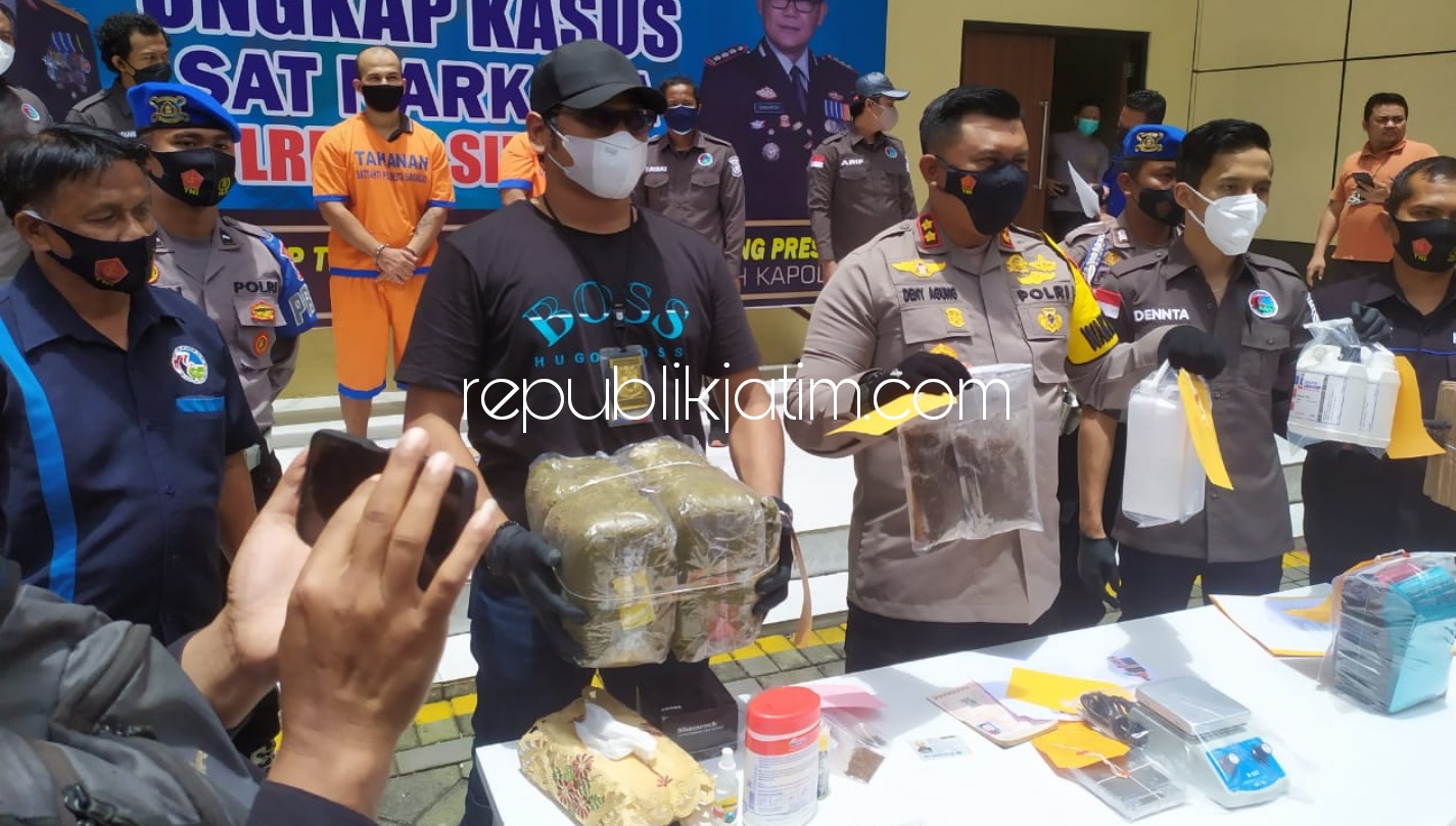 DIRINGKUS - Wakapolresta AKBP AKBP Deni Agung Andriana dan Kasat Resnarkoba Kompol M Indra Nadjib menunjukkan 2 pengedar narkoba WNA Palestina dan warga Sedati diamankan Satuan Reskrim, Polresta Sidoarjo beserta barang buktinya, Kamis (18/02/2021).