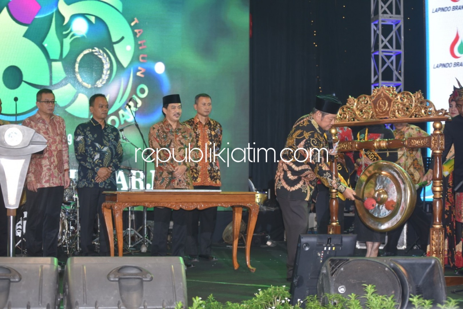 RESEPSI - Bupati Sidoarjo, Saiful Ilah memberikan berbagai tropi kepada para pemenang lomba vlog dan memukul gong saat resepsi hari jadi Kabupaten Sidoarjo ke 160, Minggu (17/02/2019) malam.