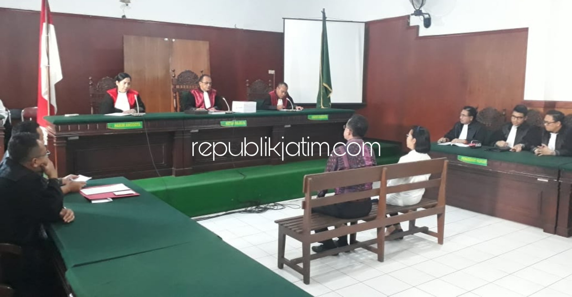 TOLAK - JPU menolak pembelakaan 5 terdakwa kasus penyerobotan lahan milik Puskopkar Jatim saat sidang di Pengadilan Negeri Sidoarjo, Senin (17/02/2020).