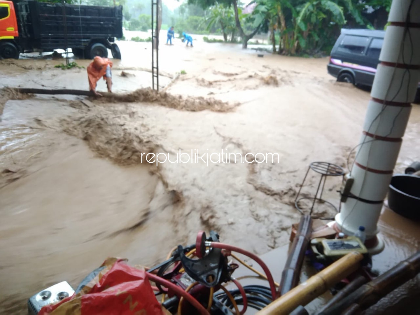 TANGGUL JEBOL - Akibat tanggul Sungai Kalisono jebol memicu banjir menerjang pemukiman dan persawahan Desa Maguwan, Kecamatan Sambit, Ponorogo, Selasa (18/02/2020) sore.