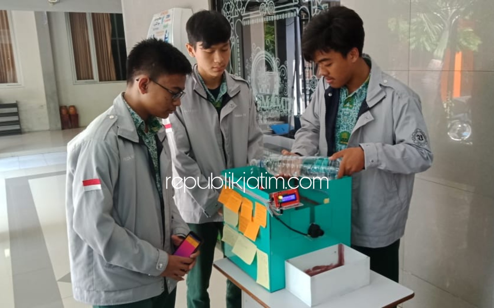 DETEKSI BANJIR - Tiga siswa Smamda Sidoarjo menciptakan alat pendeteksi banjir yang diberi nama SARMODAC (Smart Control and Monitoring Dam Activity) diujicobakan, Rabu (19/02/2020).