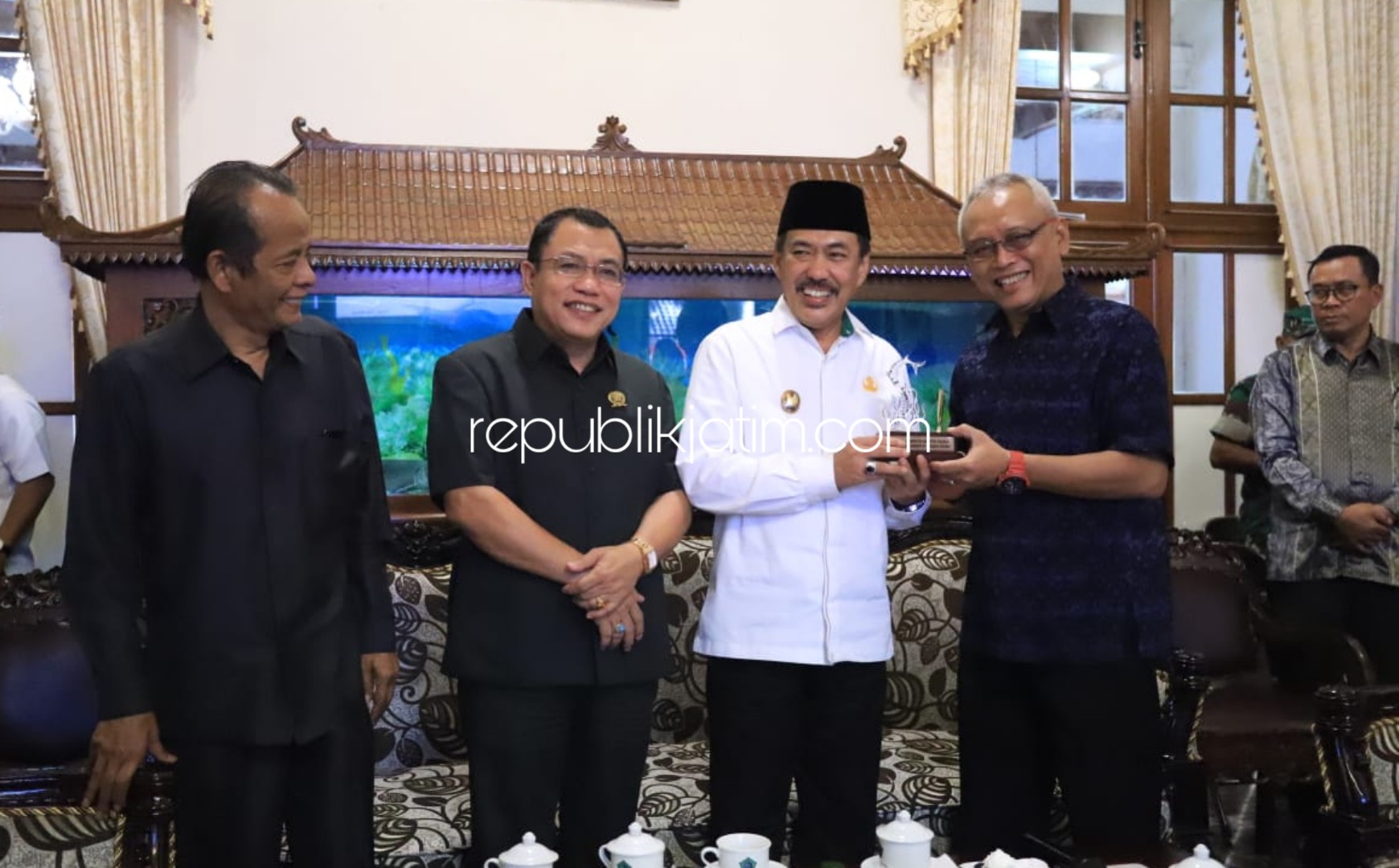 KUNJUNGAN - Wabup Sidoarjo, Nur Ahmad Syaifuddin menerima kunjungan anggota dan pimpinan DPR RI terkait pelaksanaan Pilkada Sidoarjo di Pendopo Delta Wibawa, Rabu (19/02/2020).