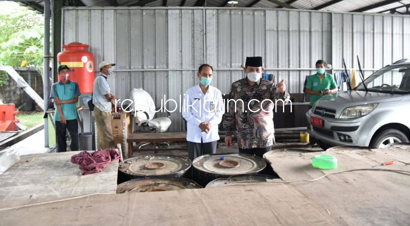 DIDISTRIBUSIKAN - Pj Bupati Sidoarjo, Hudiyono meminta Dinas PUBM dan SDA mendistribusikan 64 drum stok aspal yang ada di gudang workshop penyimpanan aspal di Sukodono ke 18 kecamatan di Sidoarjo, Jumat (19/02/2021).