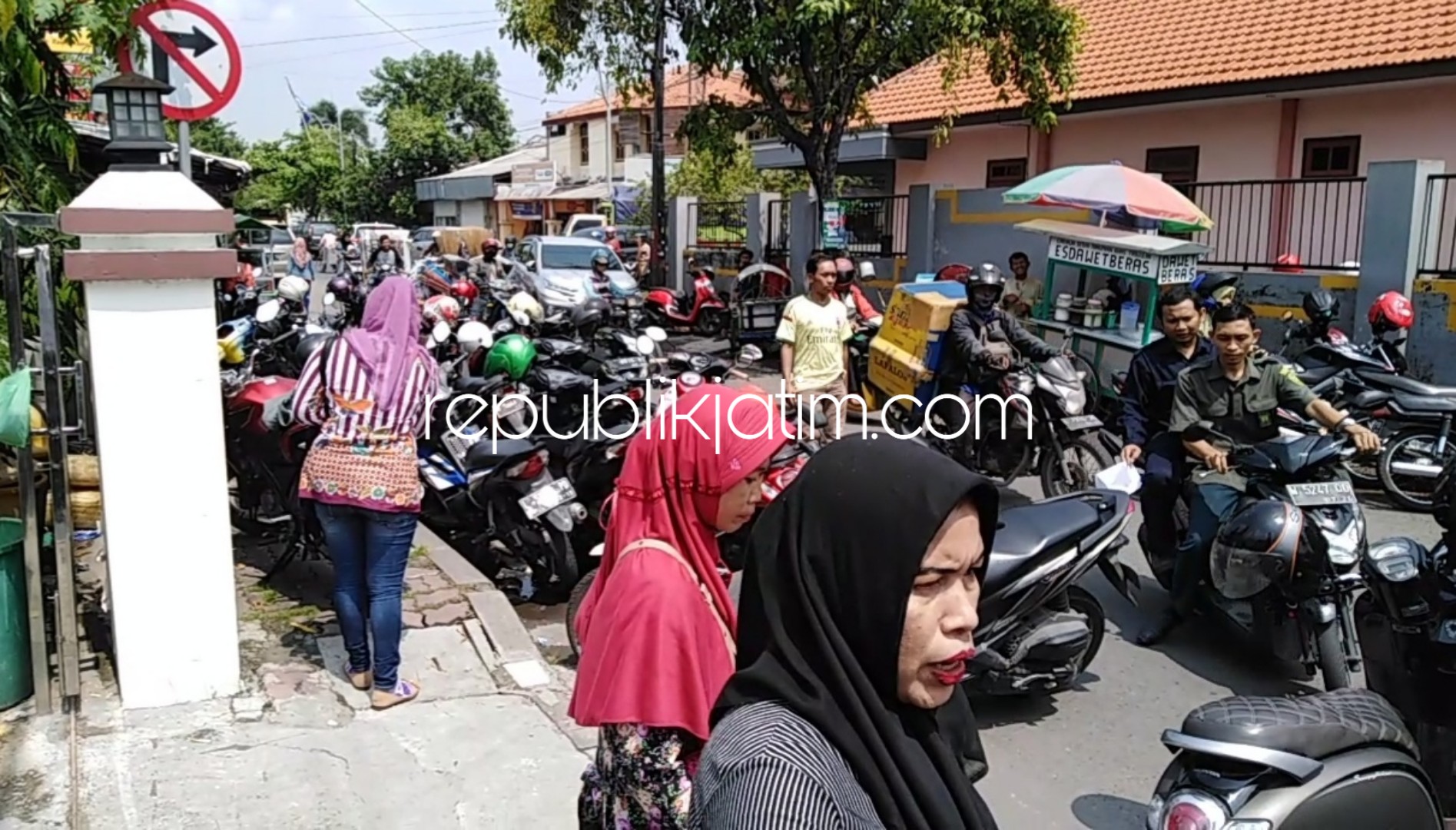 SEMRAWUT - Parkir para pengunjung dan pencari keadilan di Pengadilan Agama (PA) Sidoarjo dialihkan keluar memicu kesemrawutan dan kemacetan di JL Raya Sekardangan, Sidoarjo, Selasa (19/02/2019).