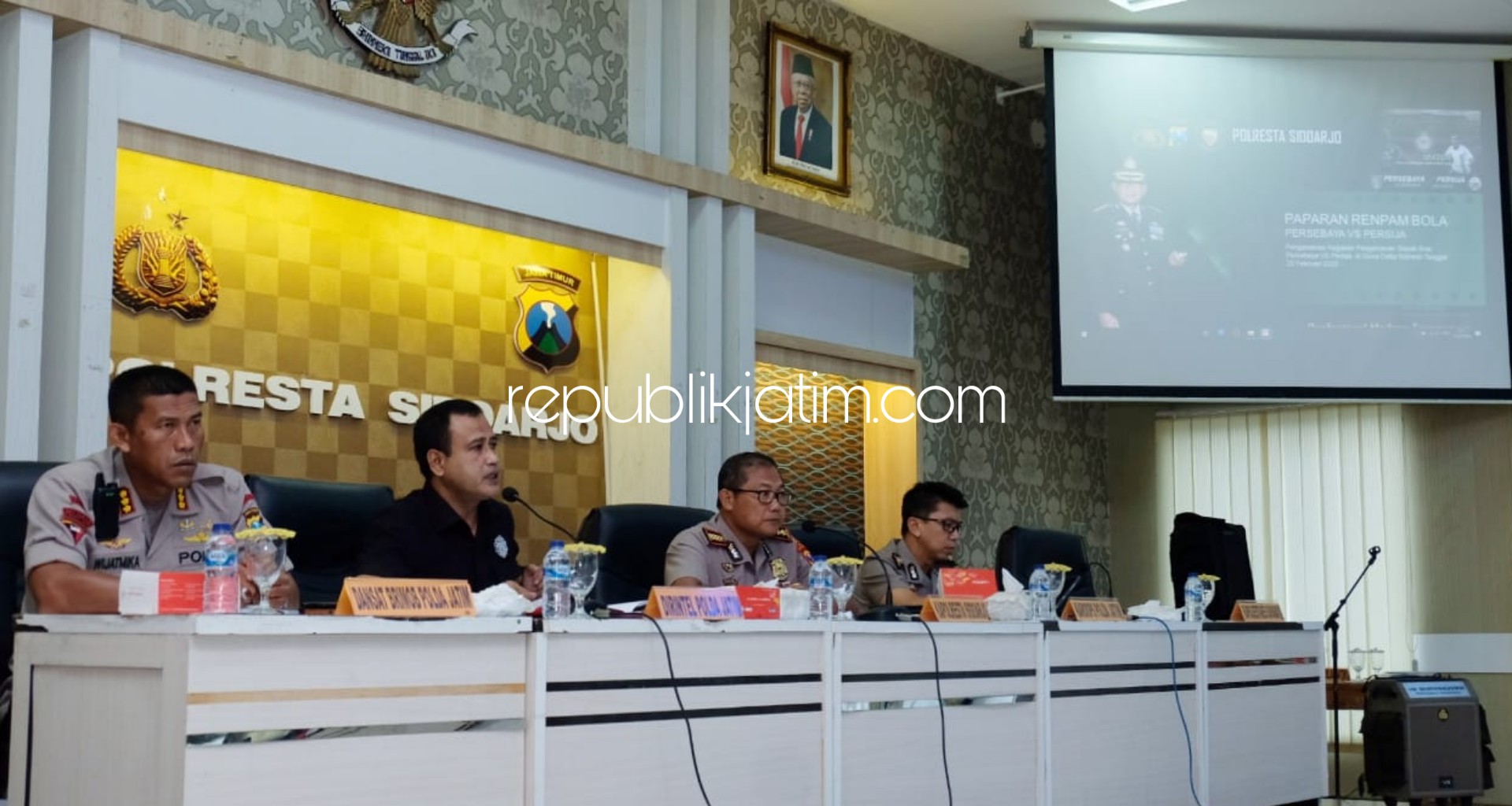 RAKOR - Kapolresta Sidoarjo, Kombes Pol Sumardji memimpin Rapat Koordinasi (Rakor) pengamanan pertandingan Final Piala Gubernur Jatim Tahun 2020 antara Persebaya melawan Persija di Stadion Gelora Delta Sidoarjo, Rabu (19/02/2020).