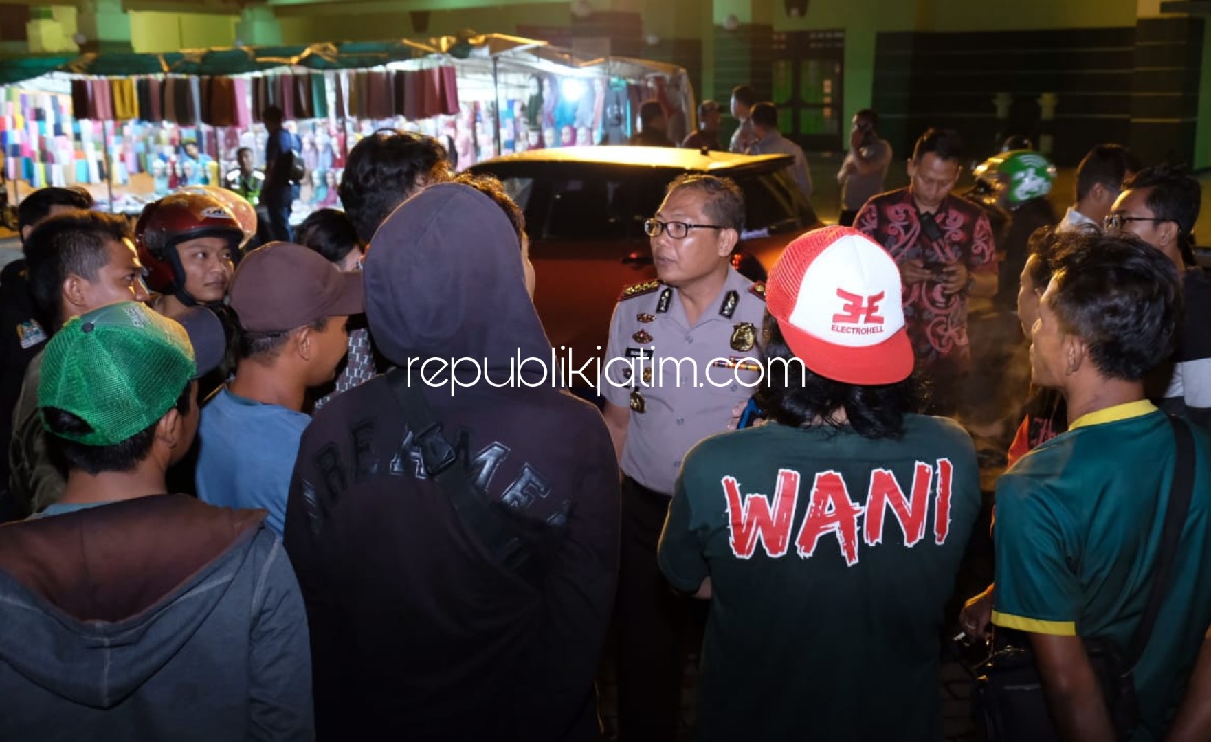 HIMBAU - Kapolresta Sidoarjo, Kombes Pol Sumardji menghimbau bonek wani agar tertib saat menyaksikan laga Persebaya melawan Persija dalam Final Piala Gubernur Jatim di Stadion Gelora Delta Sidoarjo, Rabu (19/02/2020) malam.