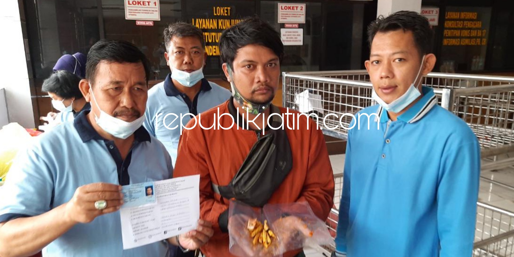 RINGKUS - Petugas Rutan Medaeng, Kecamatan Waru, Sidoarjo menggagalkan penyelundupan narkoba jenis sabu-sabu di dalam perut ikan kujaer, Jumat (19/02/2021).