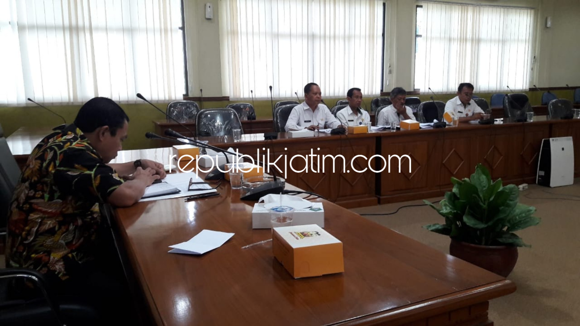 HEARING - Ketua Komisi D DPRD Sidoarjo, Usman bersama anggotanya menggelar hearing dengan Dinas Pendidikan dan Kebudayaan Pemkab Sidoarjo terkait kesiapan UNBK yang hingga kini masih kekurangan 1.499 unit komputer, Rabu (20/02/2019).