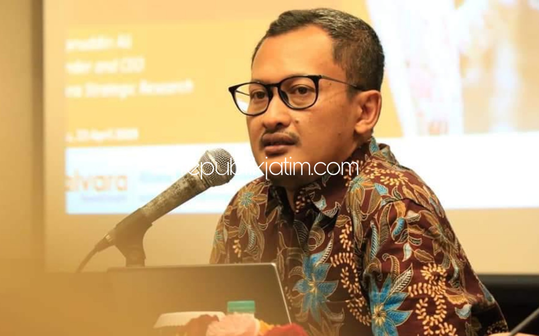 CEO Alvara Research Center, Hasanuddin Ali memberikan paparan hasil survei Bacabup Sidoarjo, Kamis (20/02/2020).