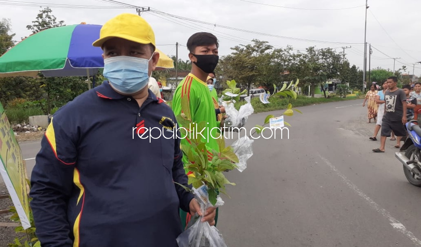 BAGI - Para siswa, siswi dan guru SMK YPM 11 Wonoayu membagikan 1.125 bibit pohon ke para pengguna jalan di JL Raya Wonoayu - Krian dan sejumlah titik lainnya, Sabtu (20/02/2021). Insert foto Kepala SMK YPM 11 Wonoayu, Siti Masru'ah menanam pohon.