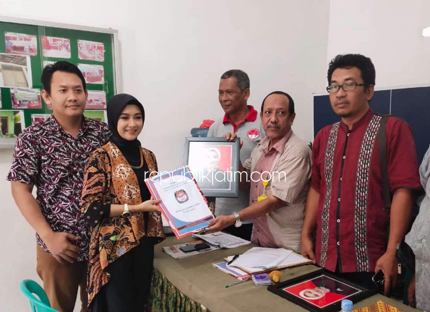 MAJU - Personil Duo Virgin, Sarajuita Sahara maju sebagai Calon Kepala Desa (Kades) Ngampelsari, Kecamatan Candi, Sidoarjo dengan visi dan misinya membangun dan mengabdi untuk kemajuan kampungnya, Kamis (20/02/2020).