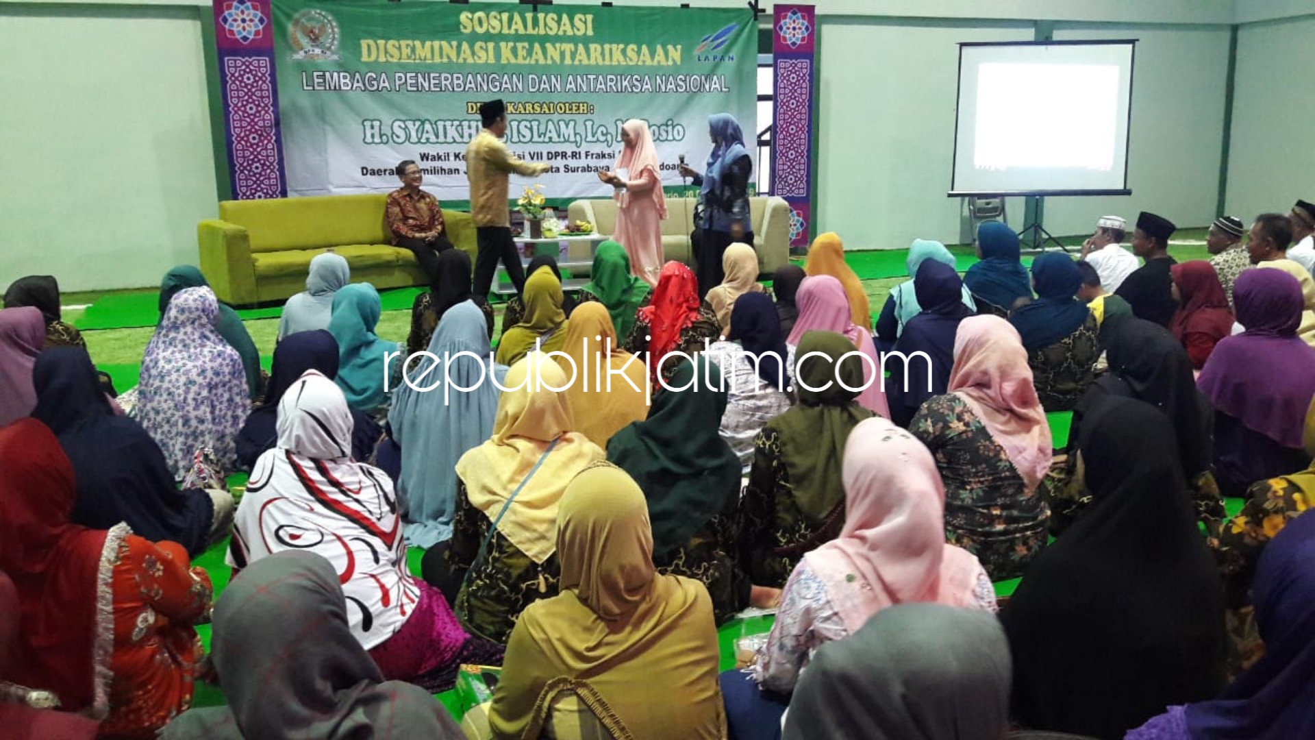 SOSIALISASI - Wakil Ketua Komisi VII DPR RI, Syaikhul Islam bersama Kasubag TU Lapan, Dwi Witanto sosialisasi ke sekitar 400 warga soal penerbangan dan keantariksaan di Ponpes Modern Bumi Sholawat, Desa Lebo, Kecamatan Sidoarjo, Rabu (20/02/2019) petang.