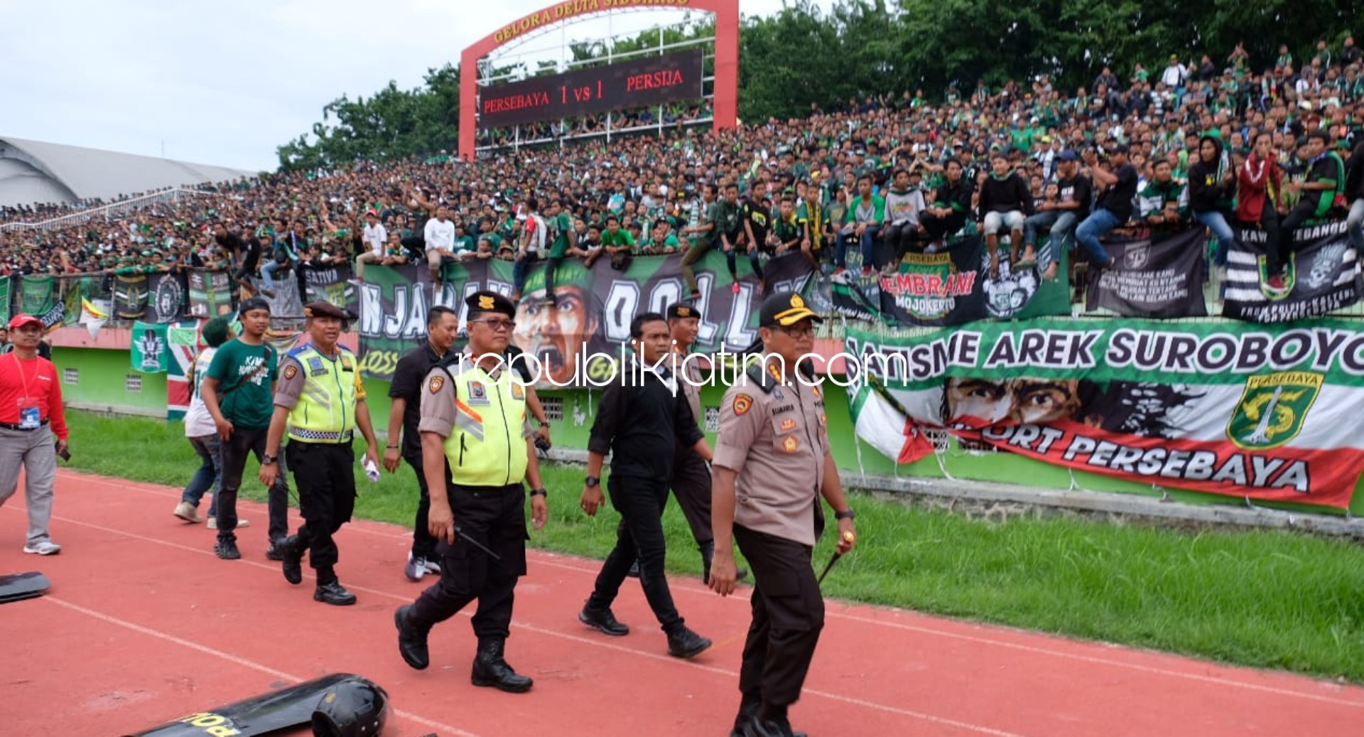 CEK - Kapolresta Sidoarjo, Kombes Pol Sumardji mengecek keamanan di dalam lapangan saat pertandingan Persebaya melawan Persija di Stadion Gelora Delta Sidoarjo, Kamis (20/02/2020) sore.