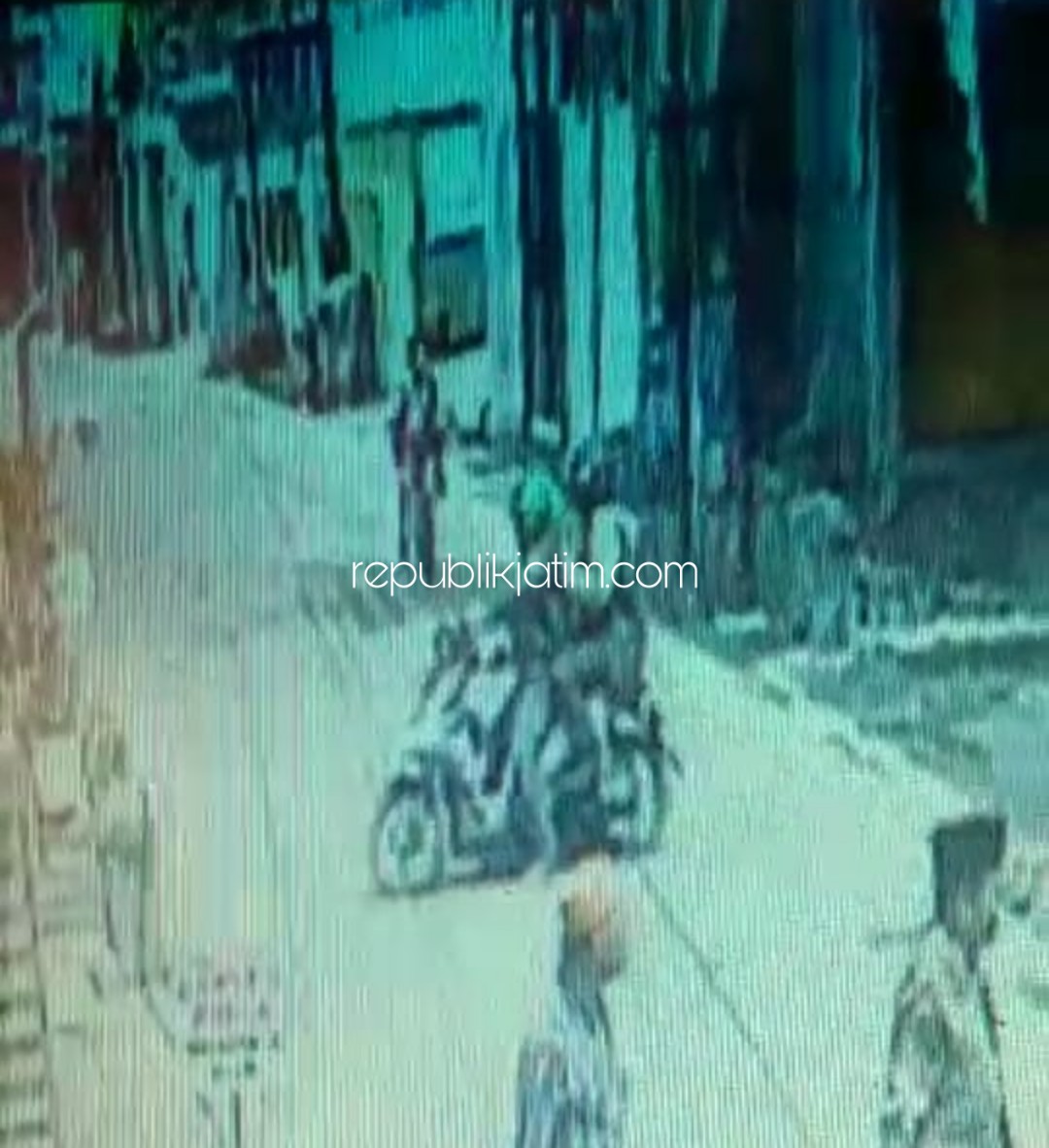 TEREKAM - Aksi kawanan pencuri yang menggunakan jaket Ojek Online (Ojol) terekam saat beraksi di rumah kos Desa Sawotratap, Kecamatan Gedangan, Sidoarjo, Kamis (20/02/2020) petang.