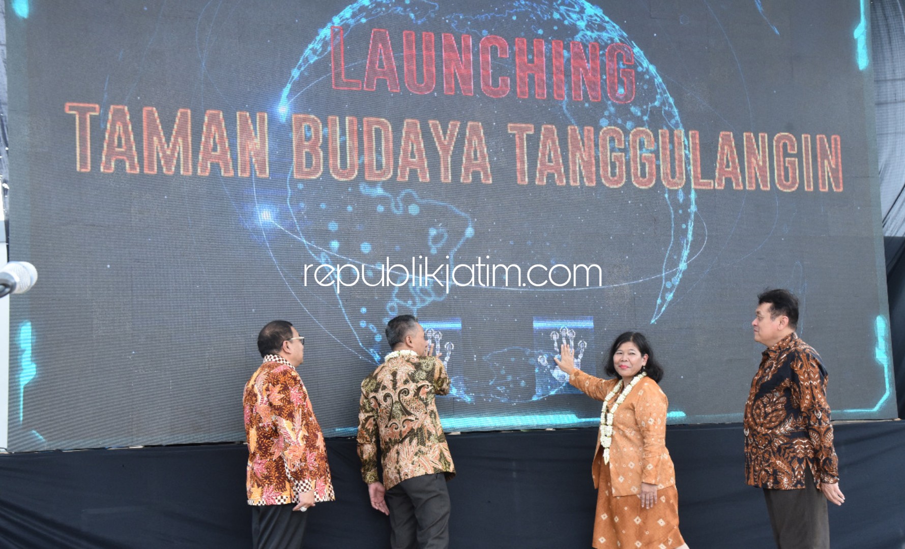 RESMIKAN - Direktur IKM Sandang Kerajinan dan Industri Aneka, Kemeterian Perindustrian RI, Ratna Utarianingrum, Sekda Sidoarjo, Ahmad Zaini dan Kepala Disperindag, Tjarda meresmikan Taman Budaya dan Monumen Instalasi IKM Tanggulangin, Kamis (20/02/2020).