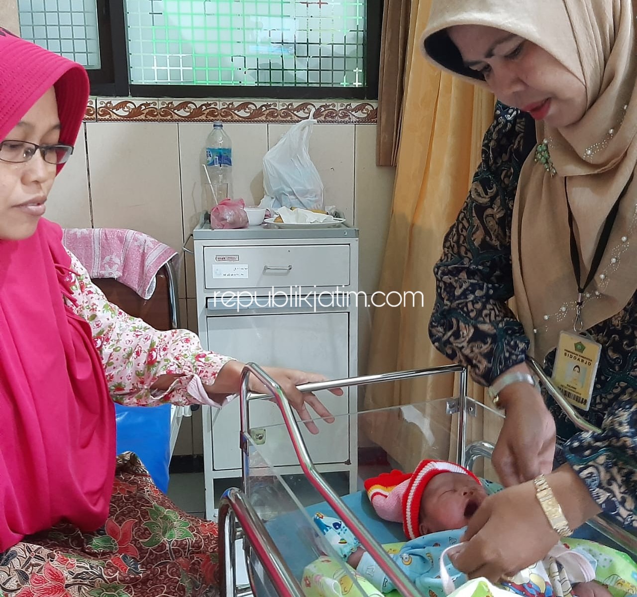 CANTIK - Putra kedua pasangan suami istri (pasutri) Efendi Setiyawan (35) dan Hikmatud Dzikriyah (33) warga Desa Suwaluh, Kecamatan Balongbendo Sidoarjo lahir pada tanggal cantik 20-02-2020 di Puskesmas Balongbendo, Kamis (20/02/2020).