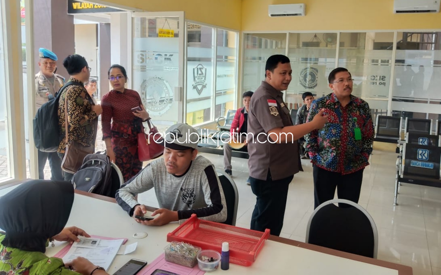 STUDI - Ketua Pengadilan Negeri Jember, Setyanto Hermawan belajar sistem pelayanan Zona Integritas (ZI) WKB dan WBBM di Polresta Sidoarjo bersama rombongan sebagai upaya studi tiru, Jumat (21/02/2020).