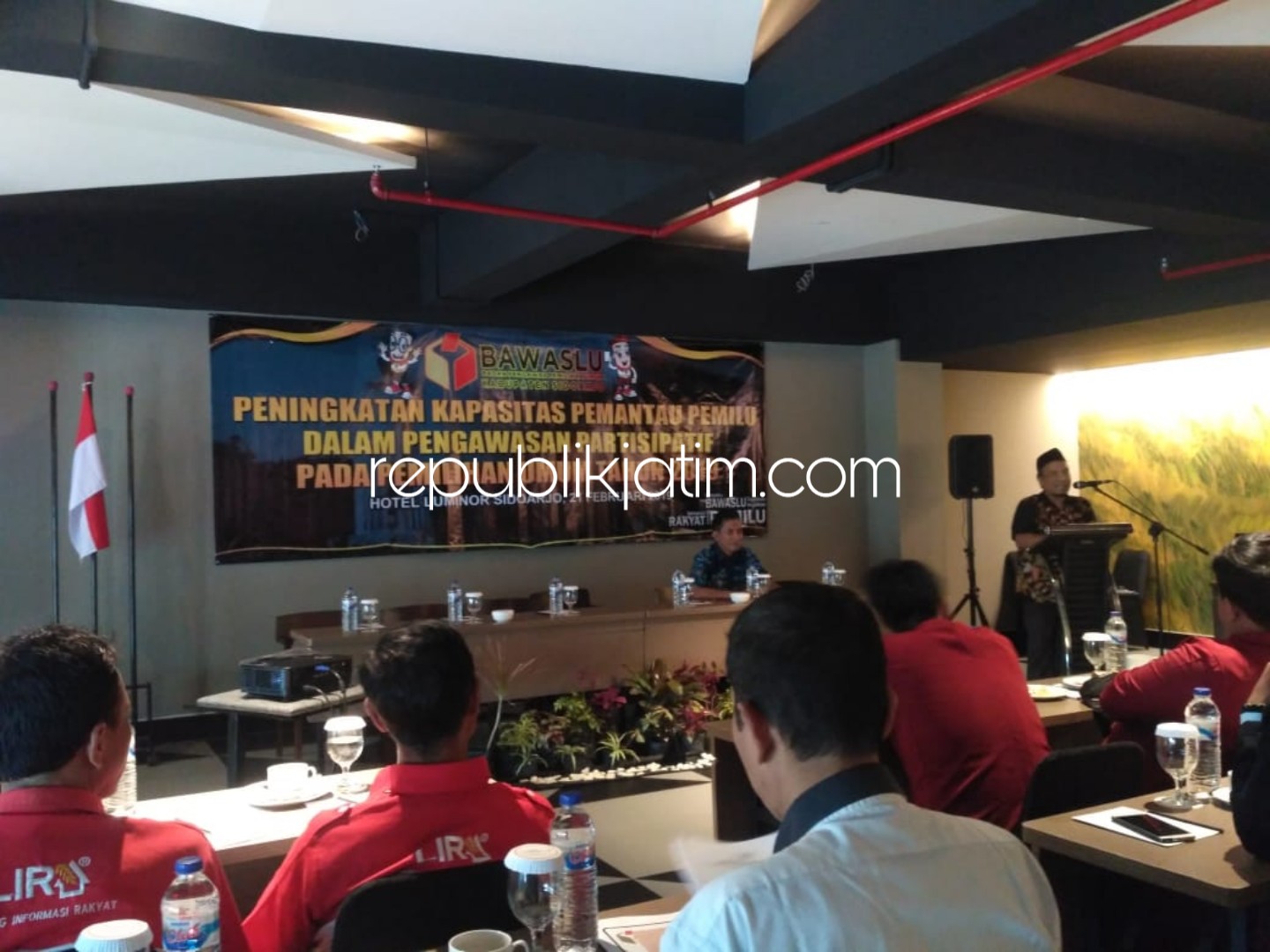 MONEY POLITIC - Ketua Bawaslu Sidoarjo, Haidar Munjid sosialisasi pengawasan money politic dalam Pemilu 2019 di Hotel Luminor Sidoarjo, Kamis (21/02/2109) sore.