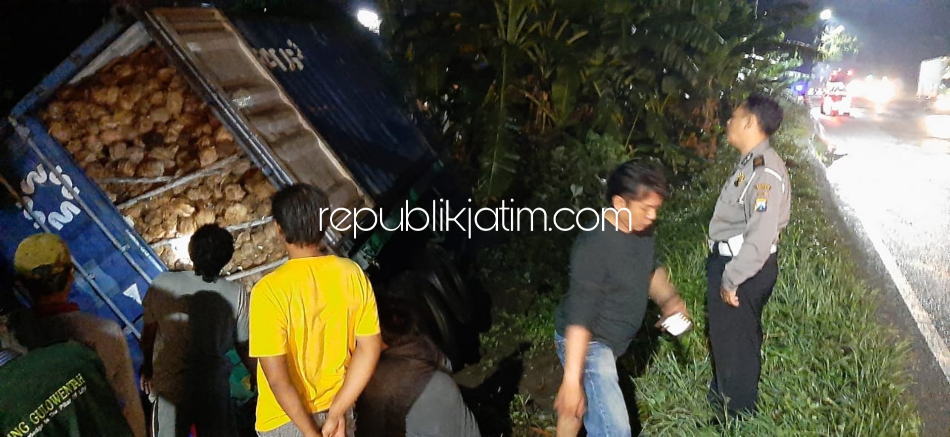 EVAKUASI - Muatan kelapa truk fuso dipindah ke truk lain dengan petugas Polsek Balongbendo di JL Raya Surabaya - Mojokerto, Desa Wonokupang, Kecamatan Balongbendo, Sidoarjo, Jumat (21/02/2020) malam.