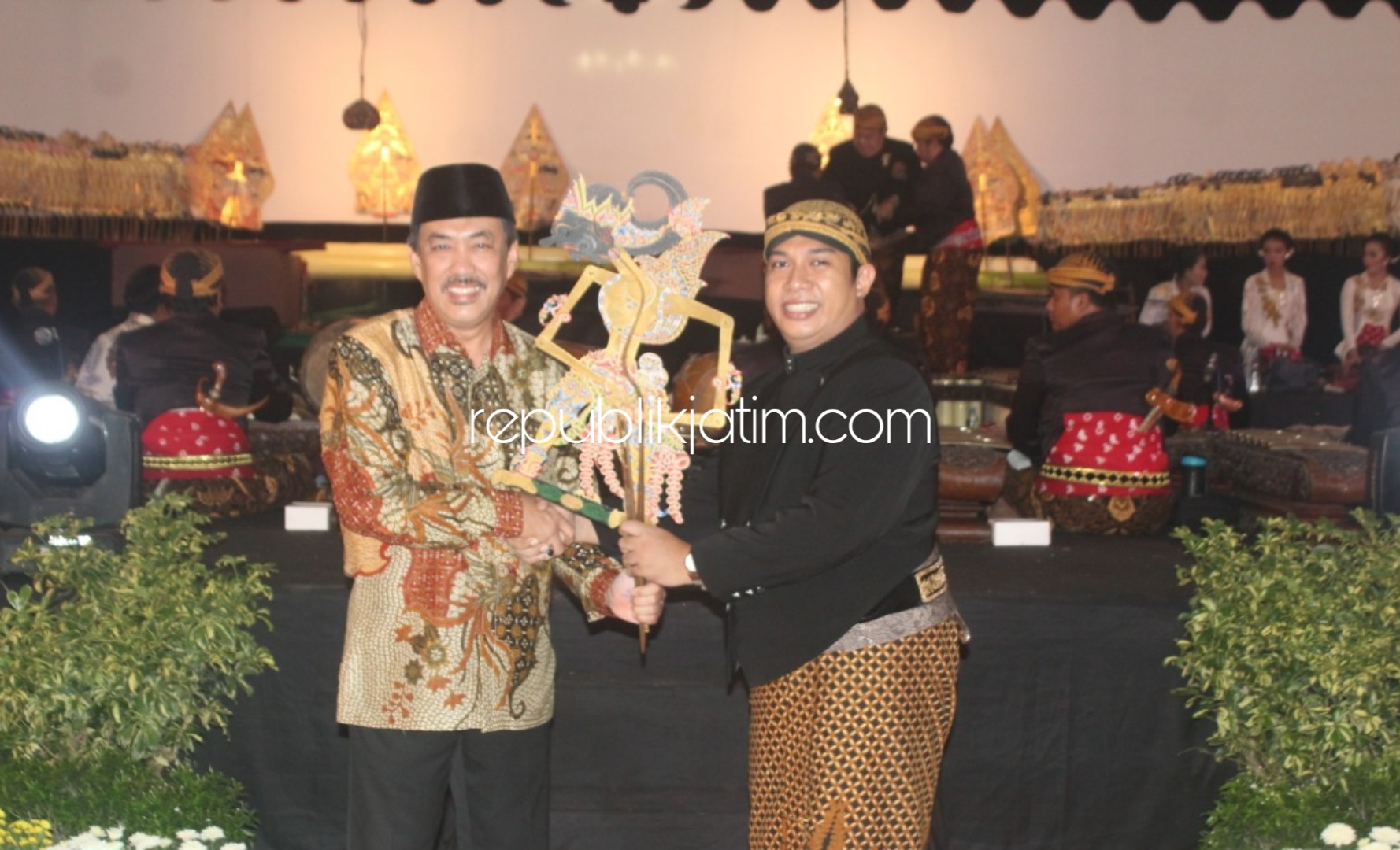 WAYANG - Wabup Sidoarjo, Nur Ahmad Syaifuddin membuka Pagelaran Wayang Kulit dengan dalang Ki Anom Suroto di Pendopo Delta Wibawa dengan tema Tumuruning Wahyu Ke Prabon, Jumat (21/02/2020) malam.