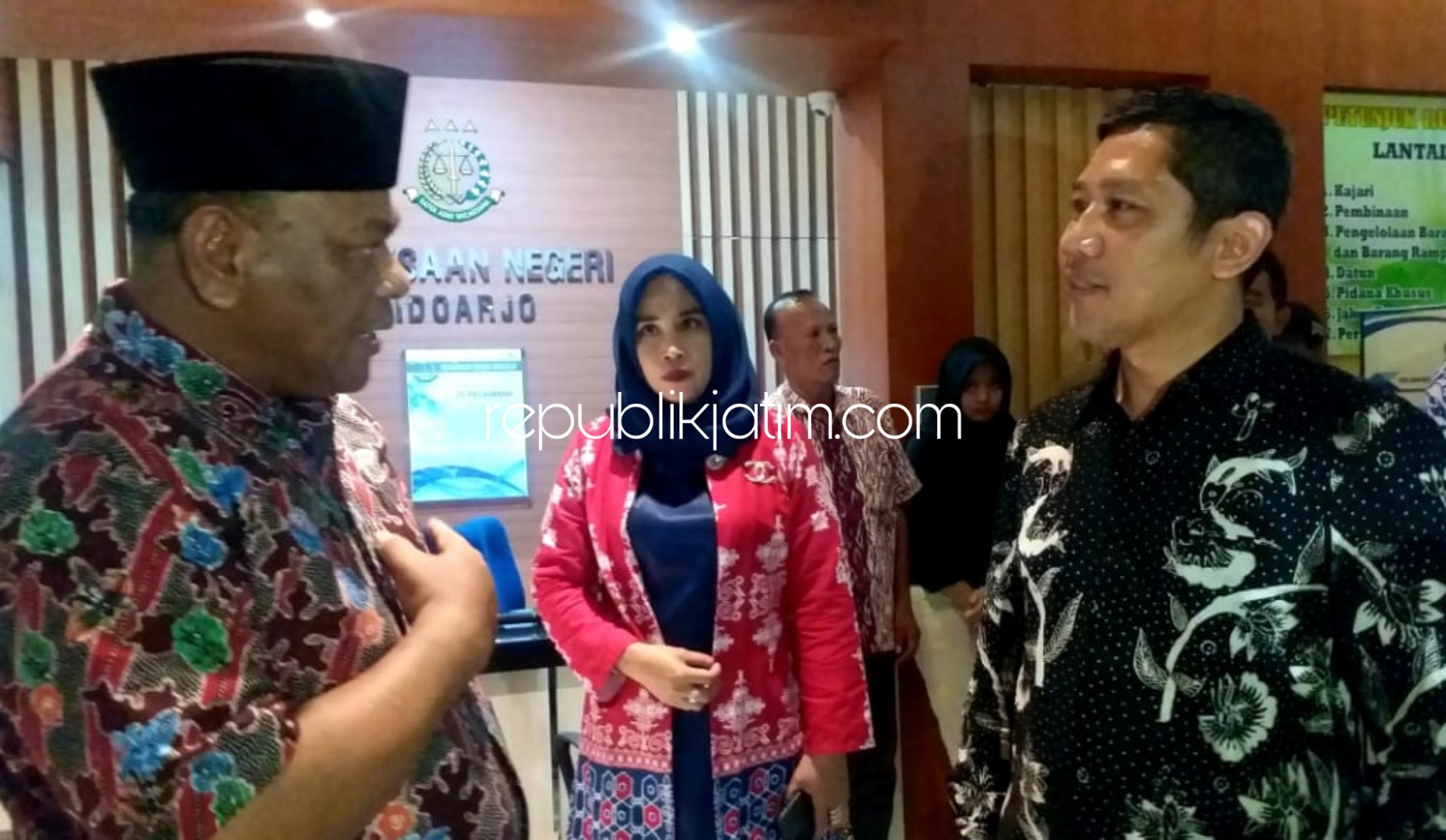 KUNJUNGAN - Kepala Kejaksaan Negeri Sidoarjo, Setiawan Budi Cahyono menerima kunjungan anggota Komisi III DPR RI, Rahmat Muhajirin bersama rombongan di kantornya, Jumat (21/02/2020) malam.