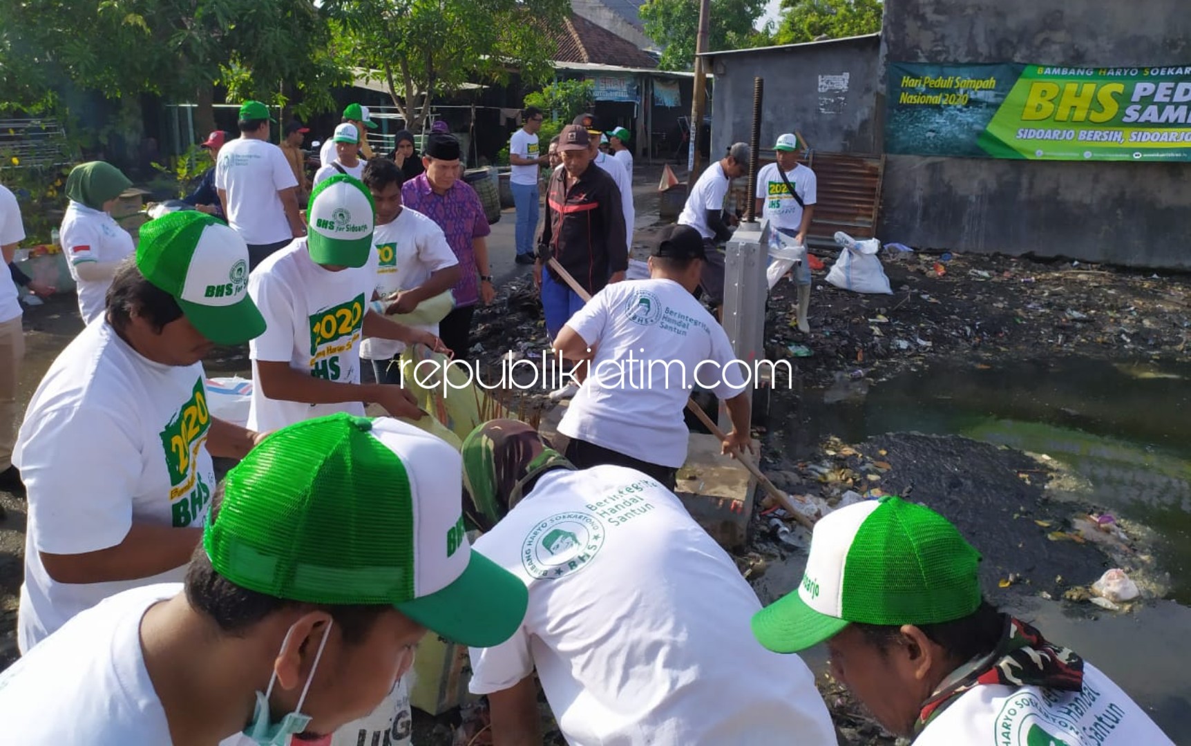 BERSIH-BERSIH - Bacabup Sidoarjo, Bambang Haryo Soekartono (BHS) bersama tim dan warga membersihkan sungai di perbatasan Desa Banjarasri dan Desa Kedungbanteng serta Desa Banjarpanji, Kecamatan Tanggulangin, Sidoarjo, Sabtu (22/02/2020).