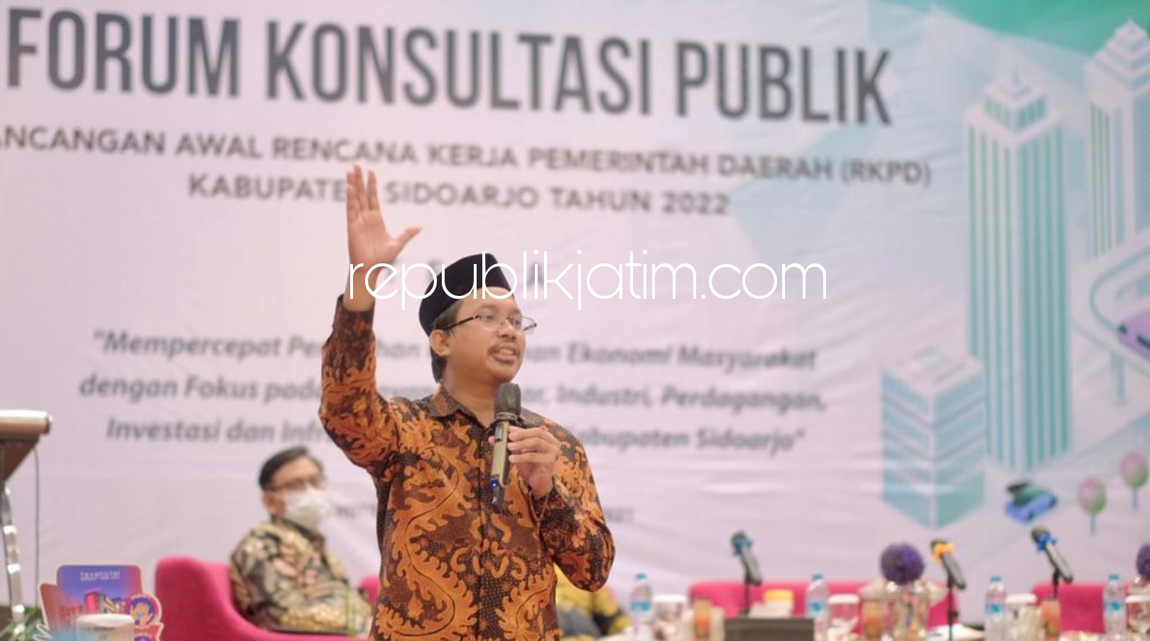 PAPARAN - Bupati Sidoarjo Terpilih, Ahmad Muhdlor Ali (Gus Muhdlor) memaparkan visi dan misinya dalam acara Forum Konsultasi Publik Rancangan Awal Rencana Kerja Pemerintah Daerah (RKPD) Tahun 2022 di Fave Hotel, Sidoarjo, Selasa (23/02/2021).