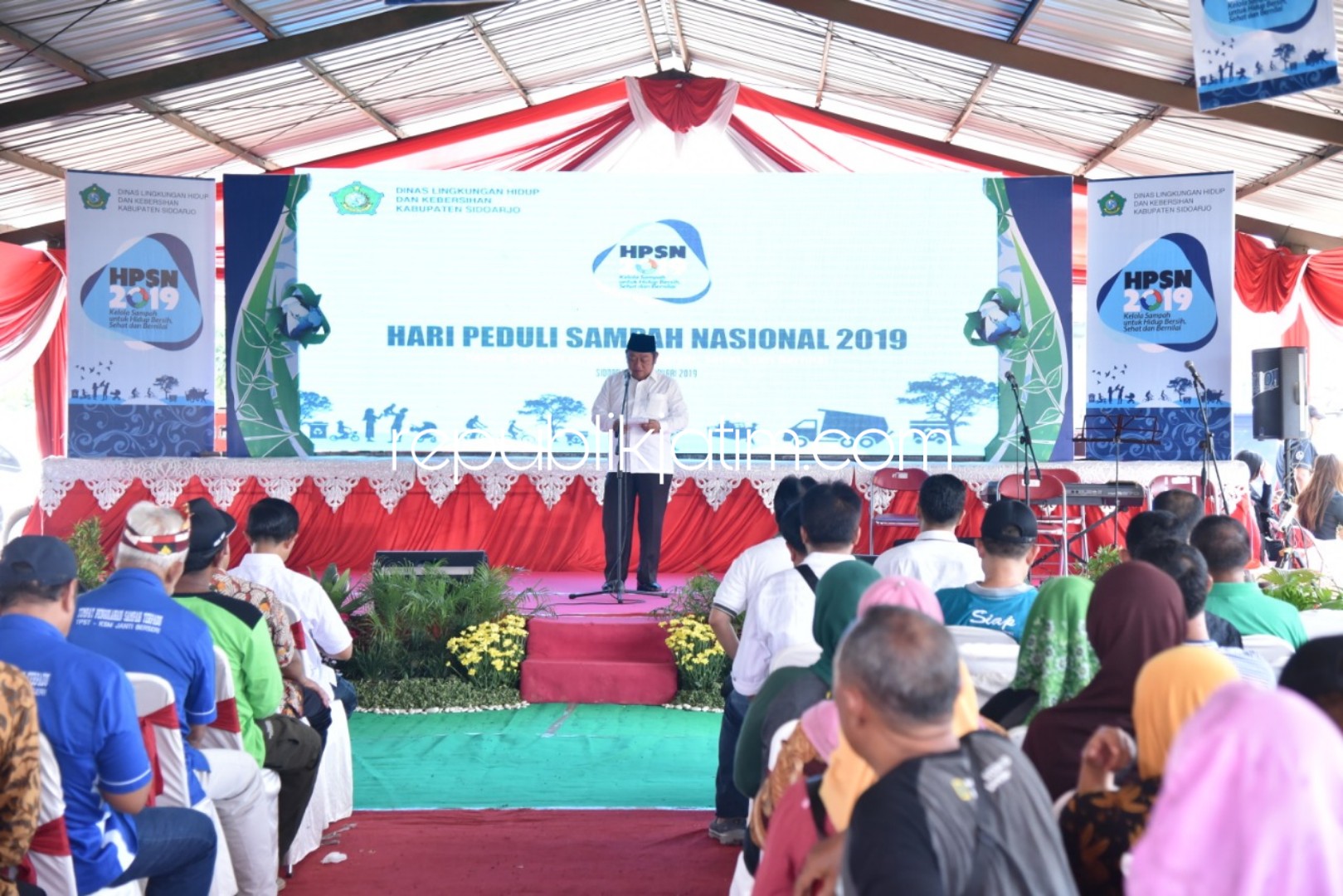 SAMBUTAN - Bupati Sidoarjo, Saiful Ilah memberikan sambutan dalam acara peringatan Hari Peduli Sampah Nasional (HPSN) 2019 di Desa Tambakrejo, Kecamatan Waru, Sidoarjo, Sabtu (23/02/2019).