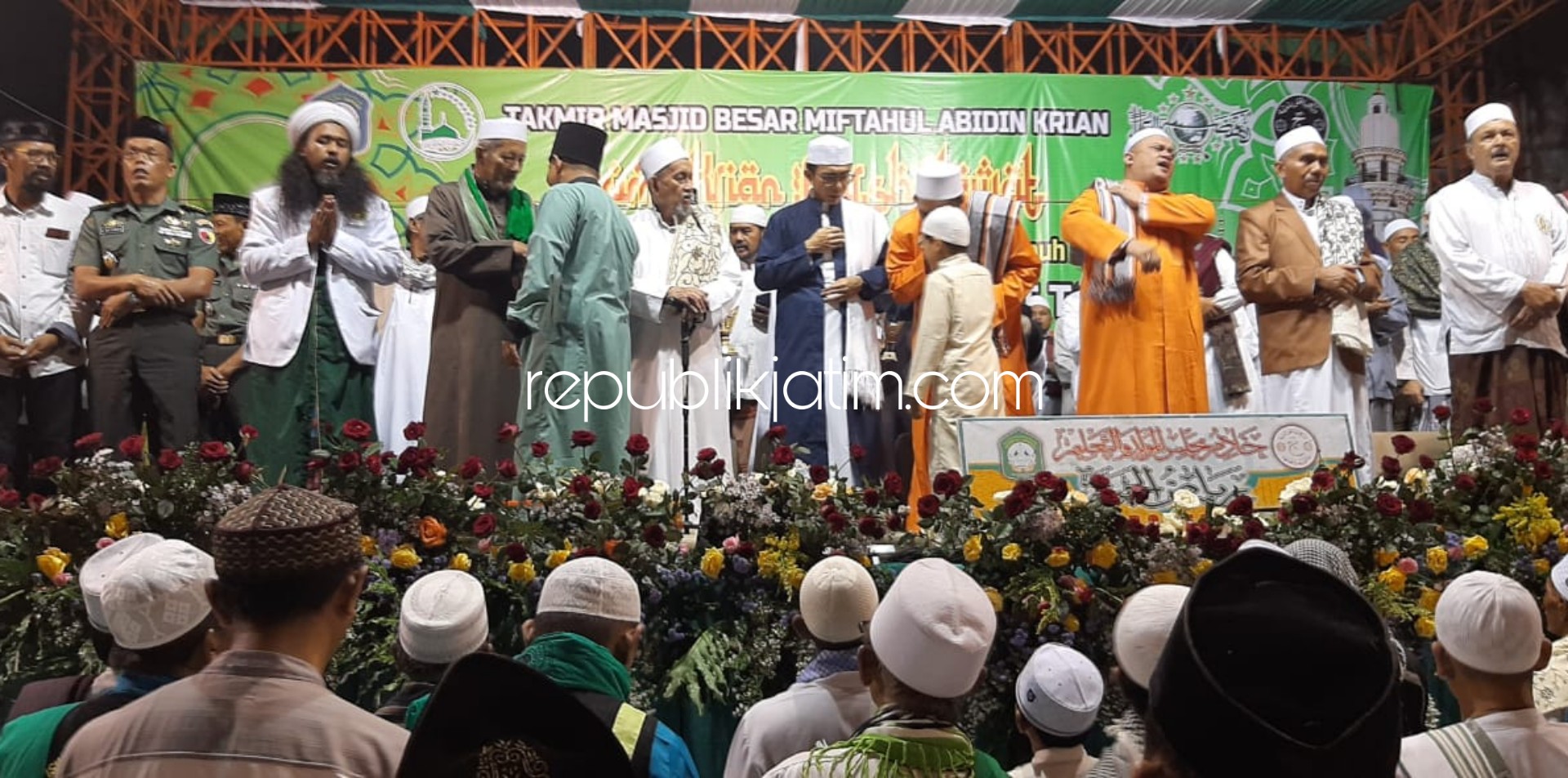 BERSHOLAWAT - Sejumlah kiai, habaib dan Forkopimka Krian Bersholawat Nabi di Depan Masjid Besar Miftahul Abidin Kelurahan/Kecamatan Krian, Sidoarjo, Sabtu (22/02/2020) malam.