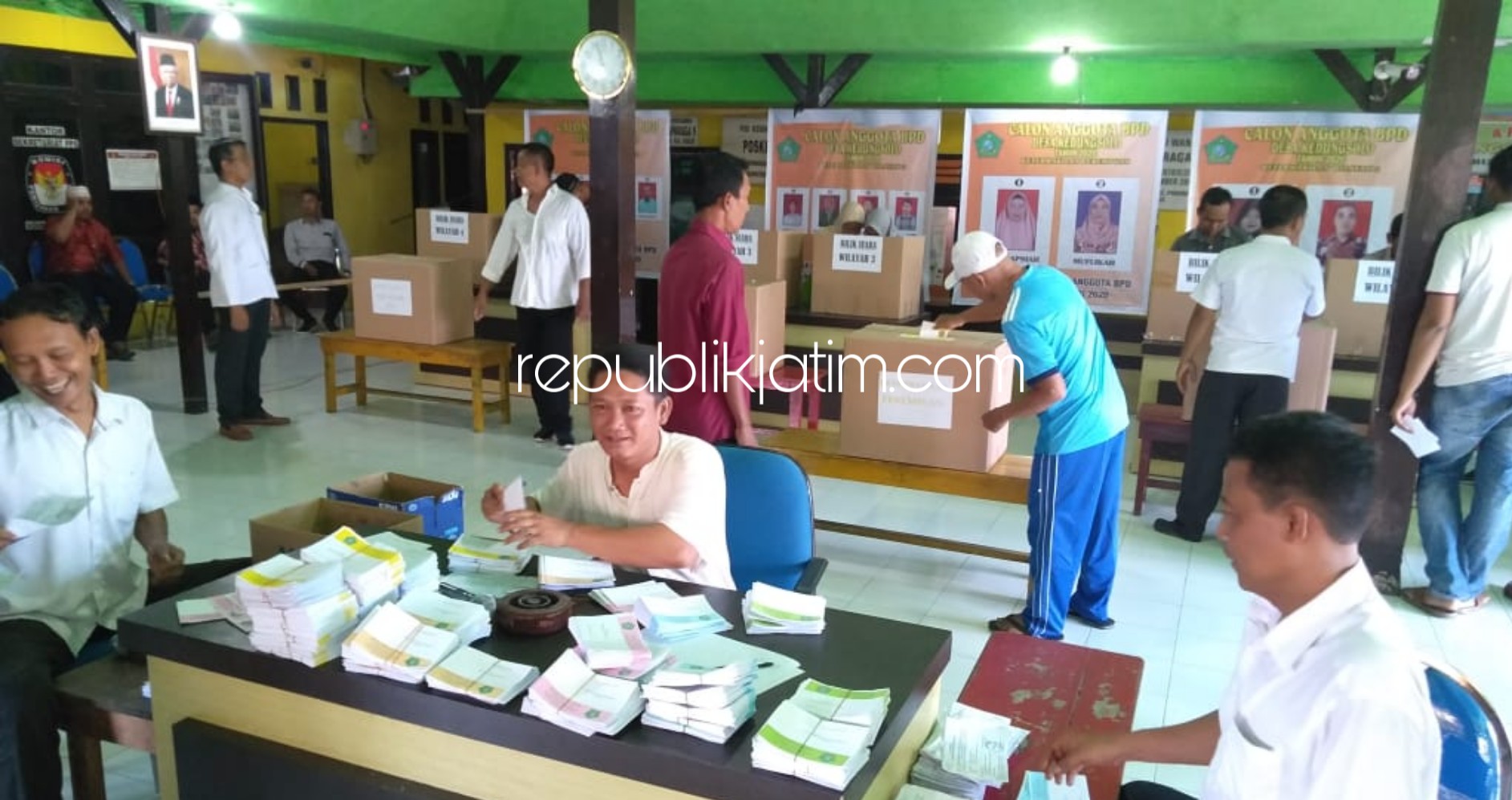 PILIHAN - Warga Desa Kedungsolo, Kecamatan Porong, Sidoarjo menggunakan hak pilihnya untuk menentukkan 14 calon BPD yang ikut kontes menjadi 5 BPD Terpilih di kantor Balai Desa, Minggu (23/02/2020).