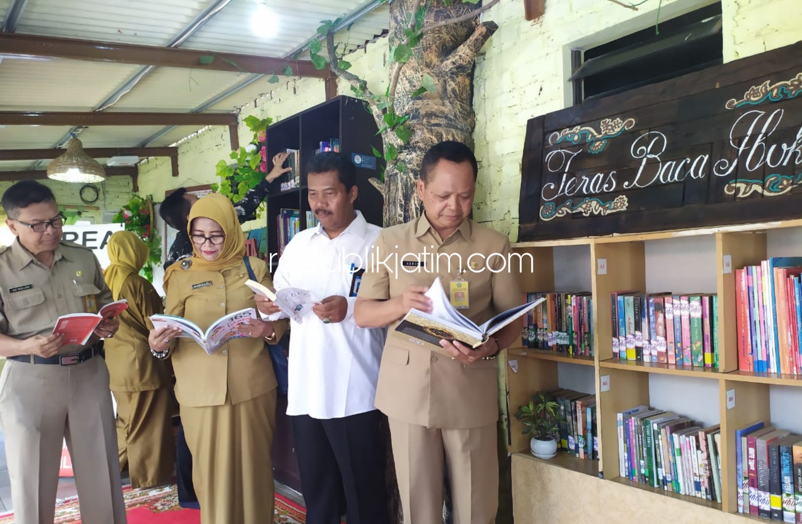 RESMIKAN - Kepala Dinas Pendidikan dan Kebudayaan Pemkab Sidoarjo, Asrori meresmikan pembukaan Kampung Literasi Teras Barat di RT 05, RW 01, Desa Tebel, Kecamatan Gedangan, Sidoarjo, Senin (24/02/2020).